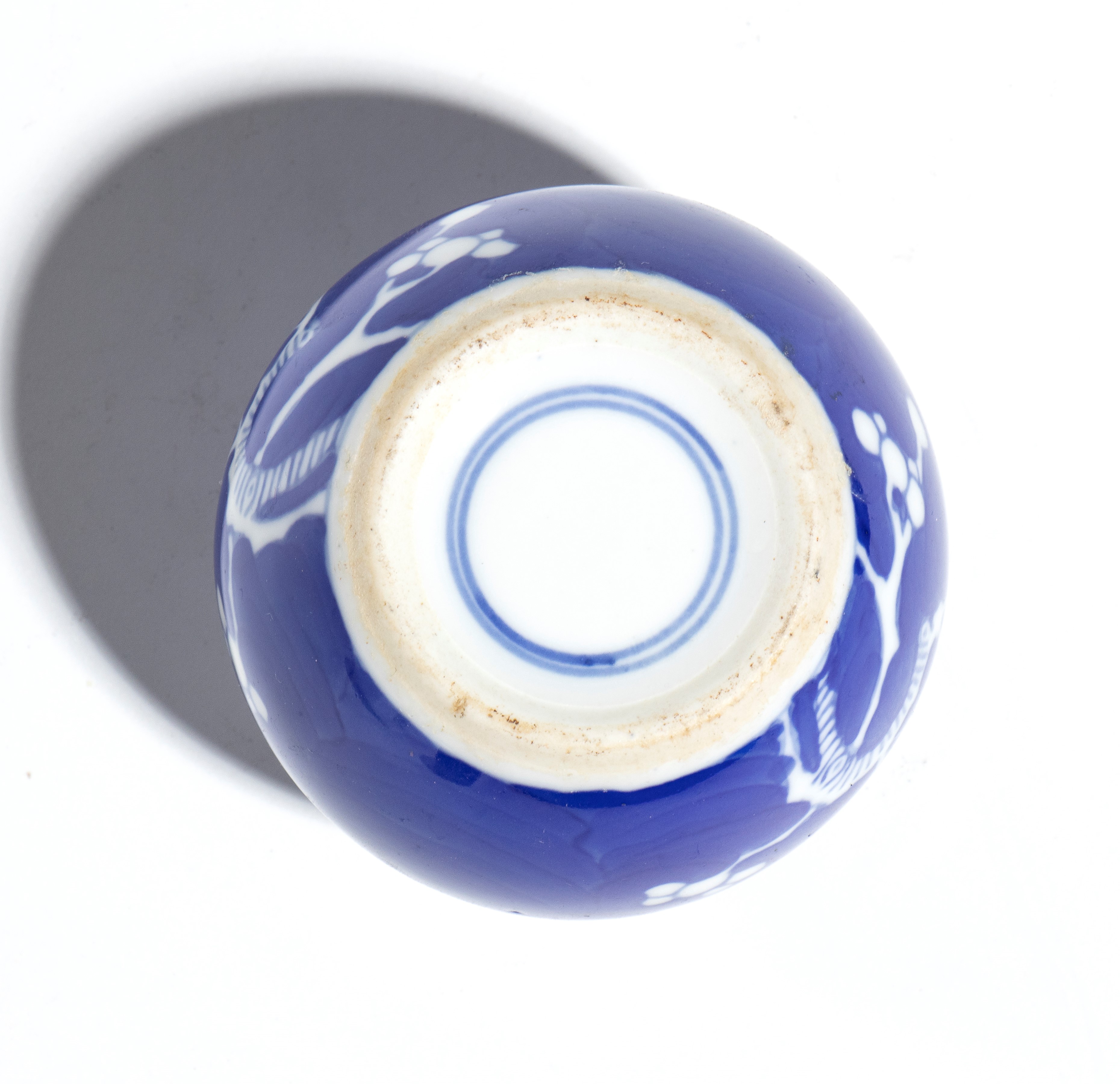 Cina, Piccola giara da zenzero in porcellana dipinta a smalti blu con decorazione a fiori di prun...
