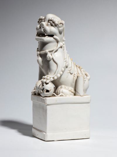 Dehua, Cane di Fo in porcellana “blanc de Chine” con zampa su sfera, Dinastia Qing (fine XVIII–XI...