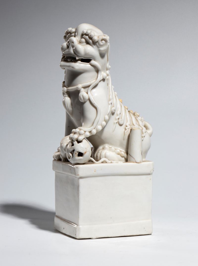 Dehua, Cane di Fo in porcellana “blanc de Chine” con zampa su sfera, Dinastia Qing (fine XVIII–XI...