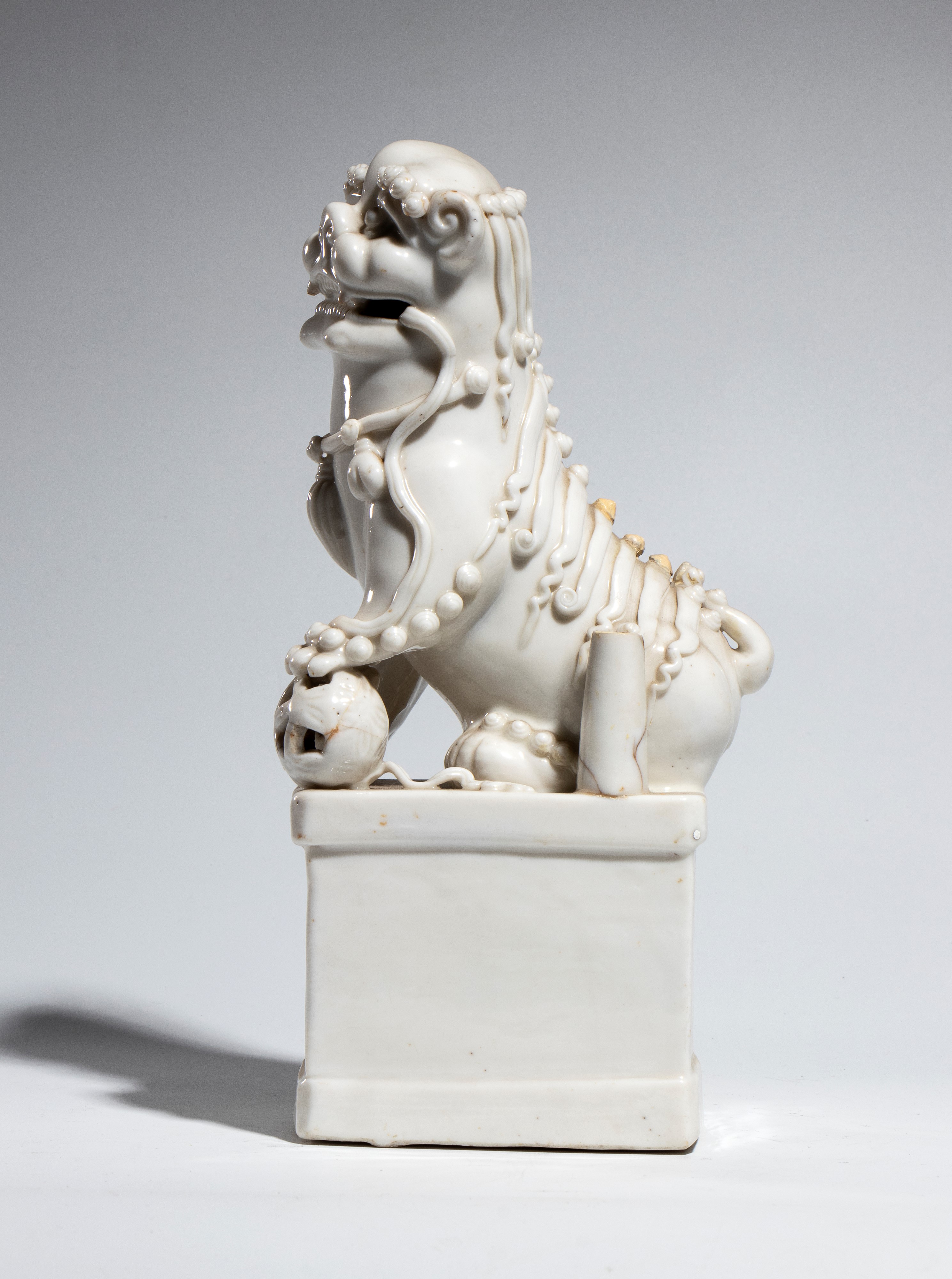 Dehua, Cane di Fo in porcellana “blanc de Chine” con zampa su sfera, Dinastia Qing (fine XVIII–XI...