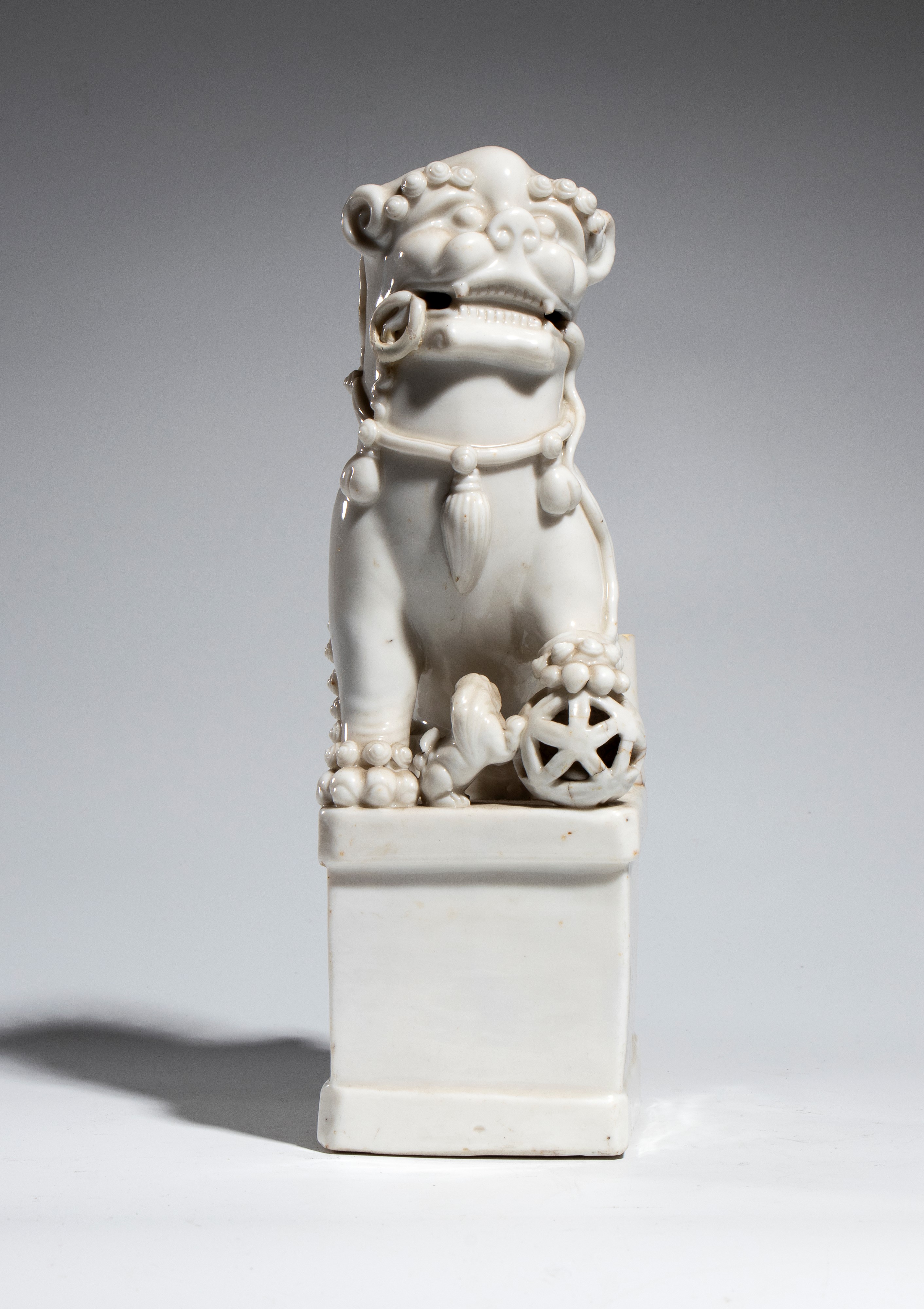 Dehua, Cane di Fo in porcellana “blanc de Chine” con zampa su sfera, Dinastia Qing (fine XVIII–XI...