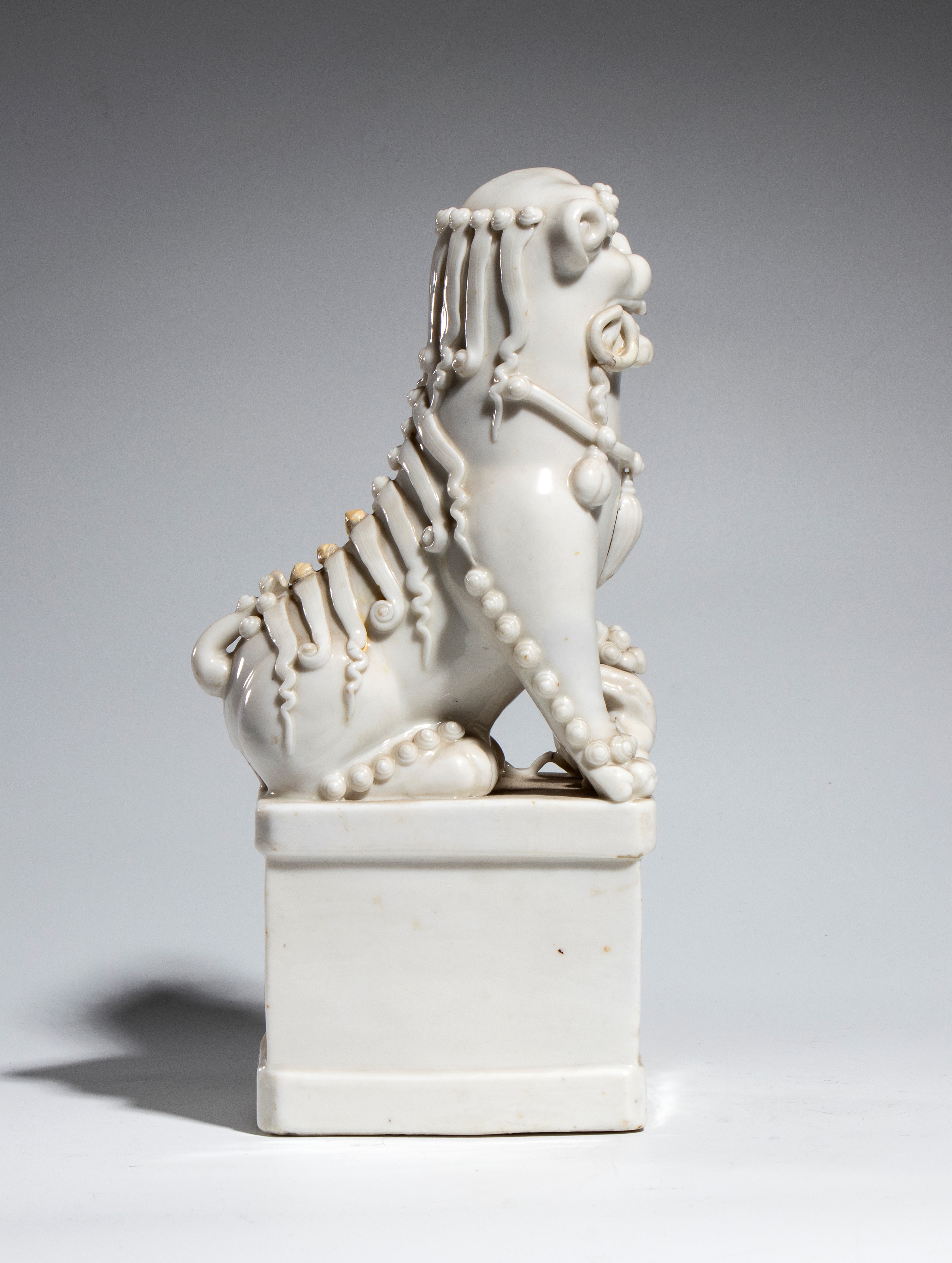 Dehua, Cane di Fo in porcellana “blanc de Chine” con zampa su sfera, Dinastia Qing (fine XVIII–XI...