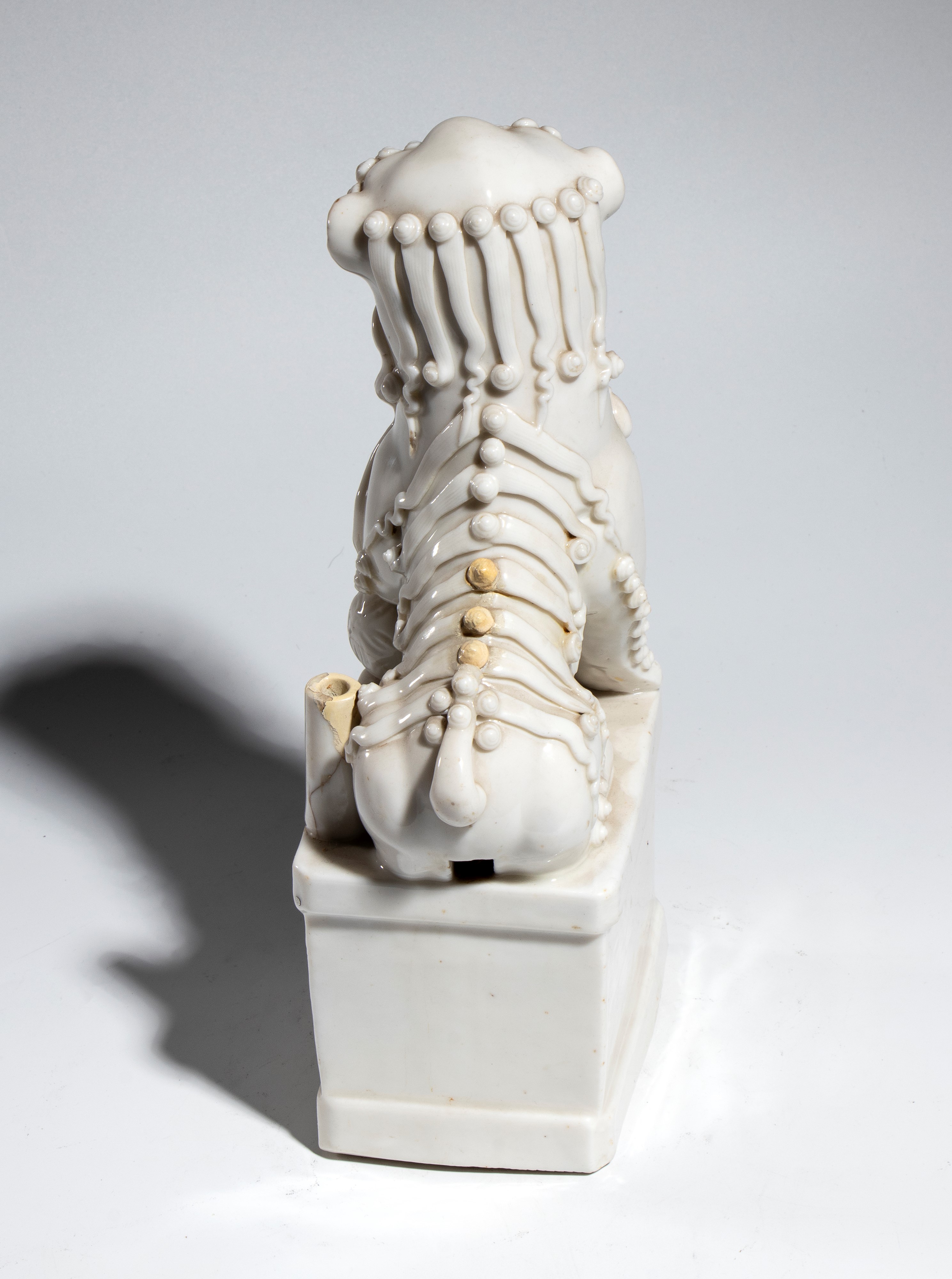 Dehua, Cane di Fo in porcellana “blanc de Chine” con zampa su sfera, Dinastia Qing (fine XVIII–XI...