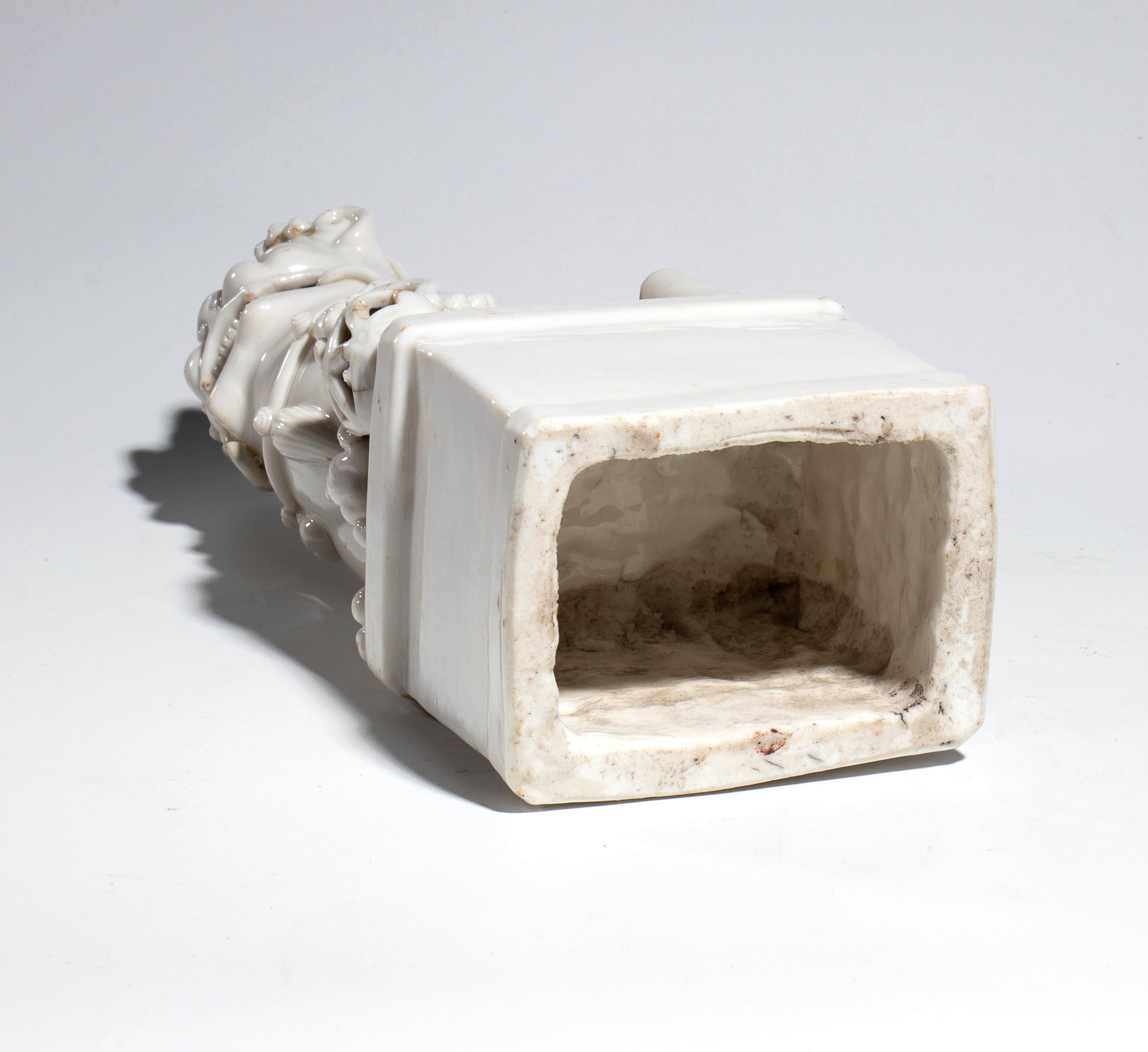 Dehua, Cane di Fo in porcellana “blanc de Chine” con zampa su sfera, Dinastia Qing (fine XVIII–XI...