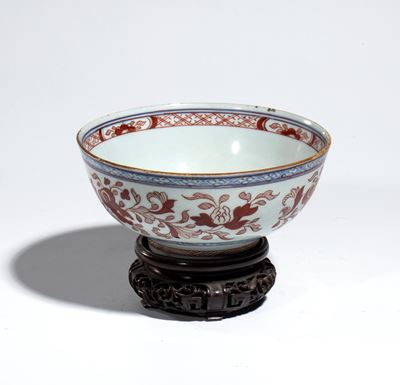 Cina, Ciotola da esportazione in porcellana decorata in blu cobalto e rosso ferro, peonie stilizz...