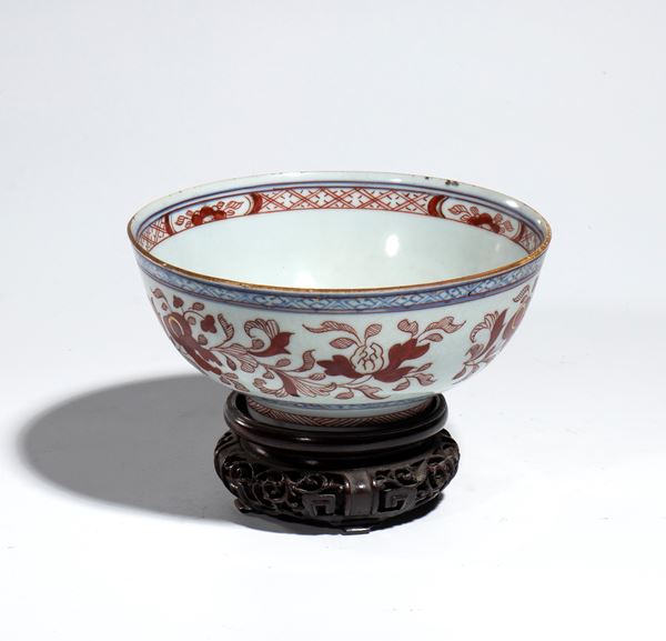 A cobalt blue and iron red porcelain export bowl decorated with stylized peonies. China, Qing Dynasty, 18th century.