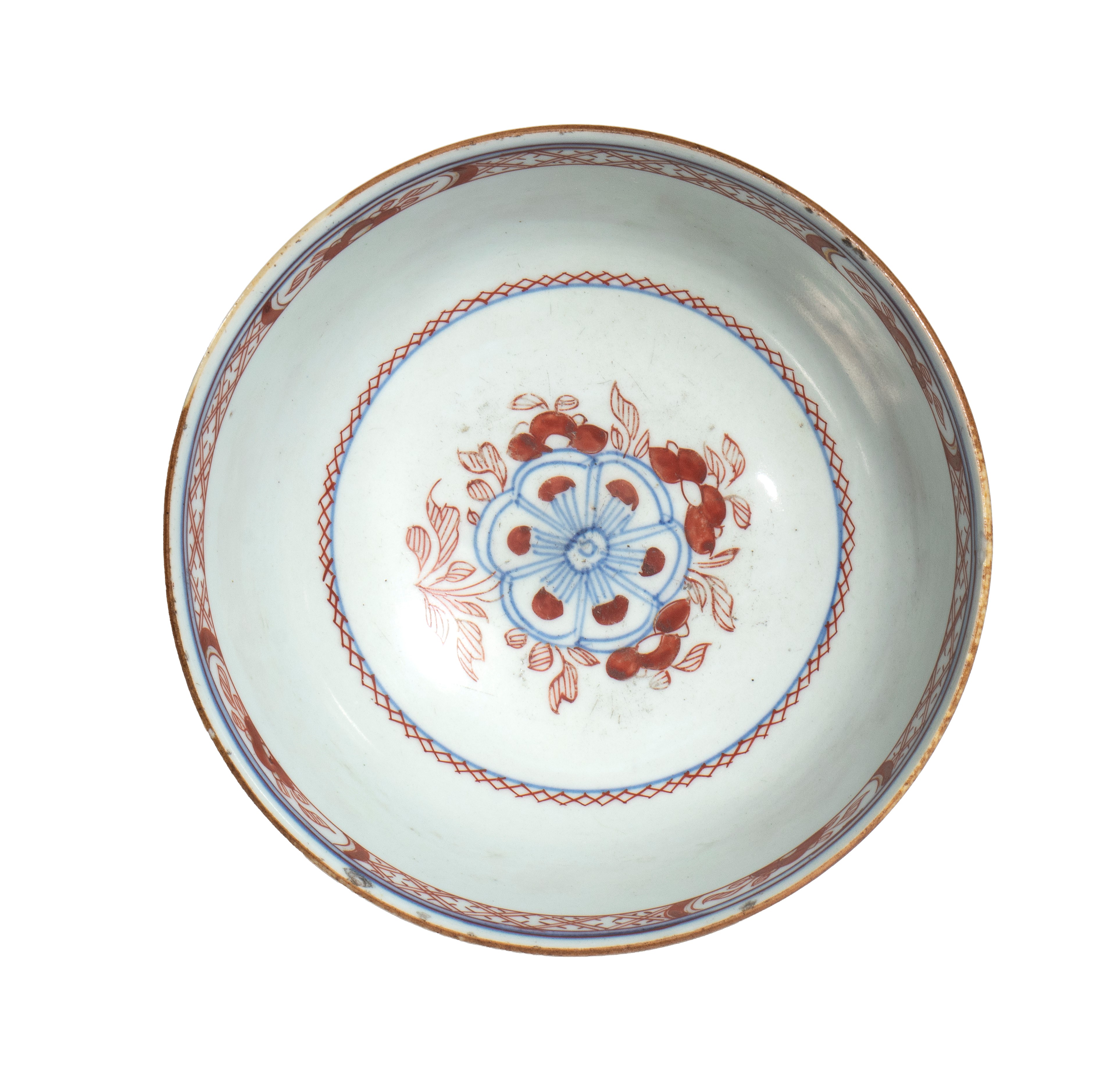 Cina, Ciotola da esportazione in porcellana decorata in blu cobalto e rosso ferro, peonie stilizz...