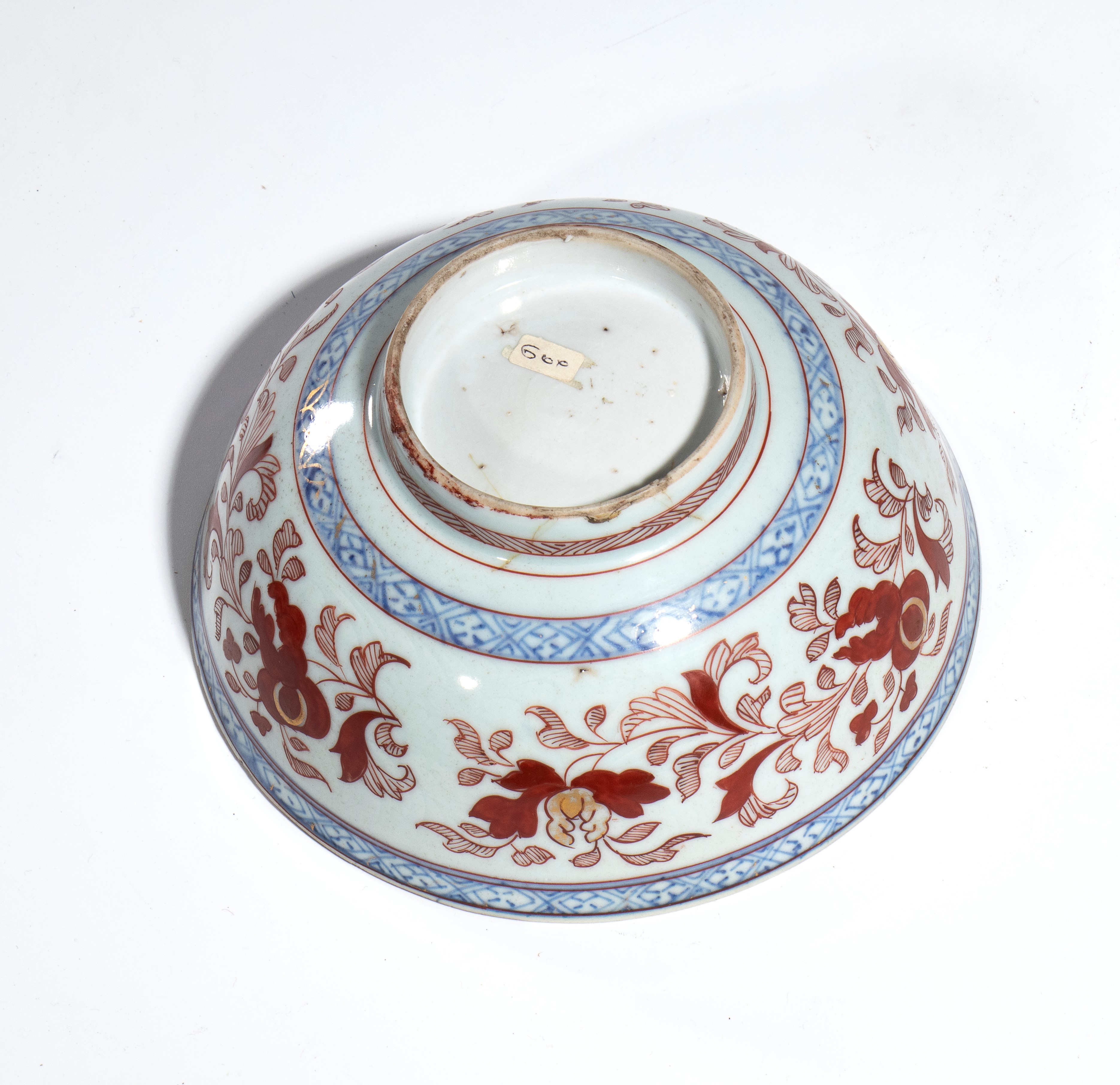 Cina, Ciotola da esportazione in porcellana decorata in blu cobalto e rosso ferro, peonie stilizz...