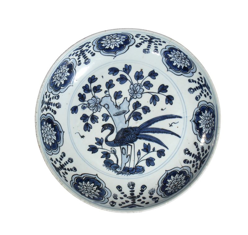 Cina, Piatto in porcellana Kraak bianca e blu con decorazione a fenici, rami e motivi floreali, d...