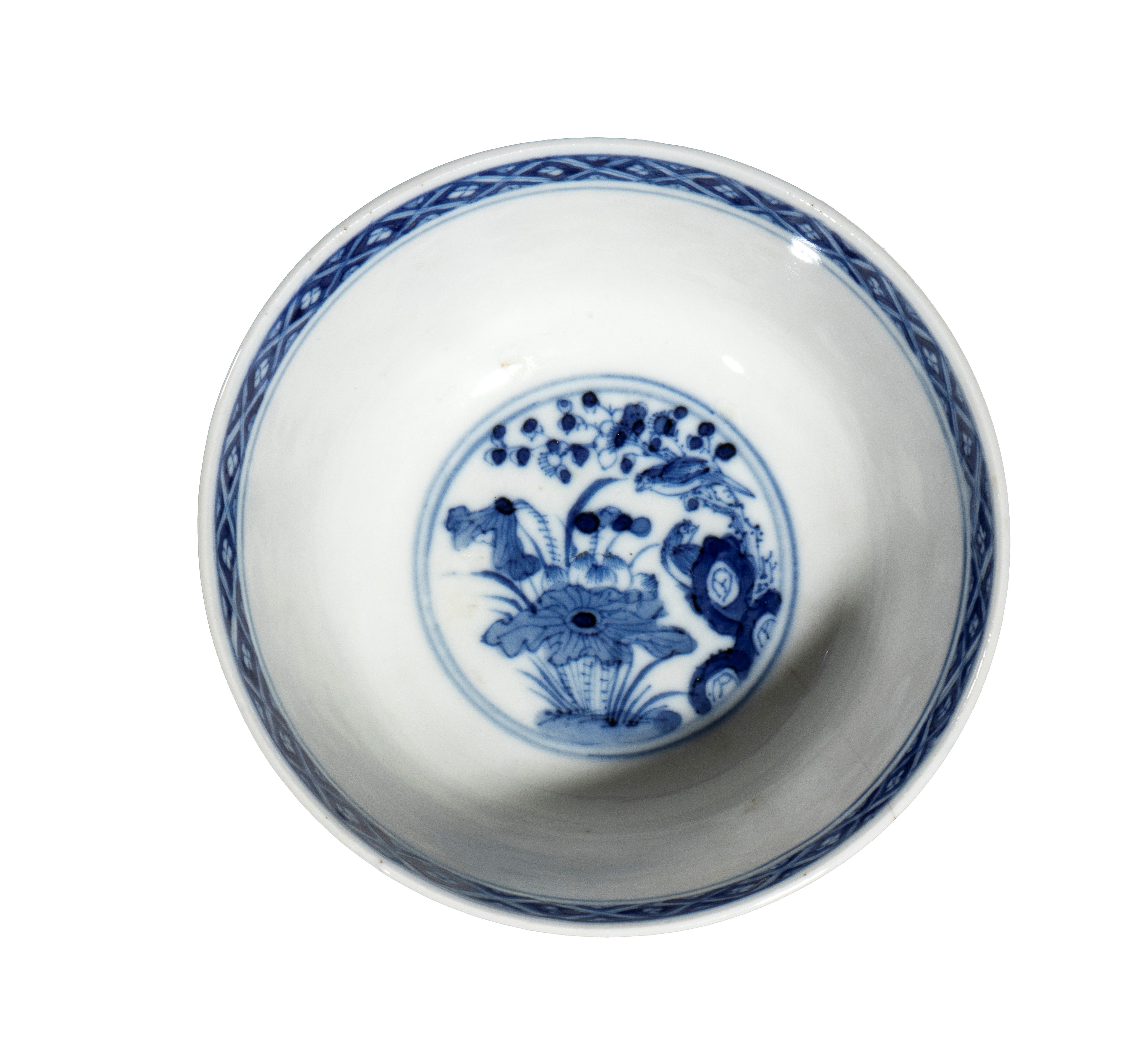 Ciotola in porcellana Kraak a decorazione bianco e blu con draghi, Cina, Dinastia Ming, XVII seco...