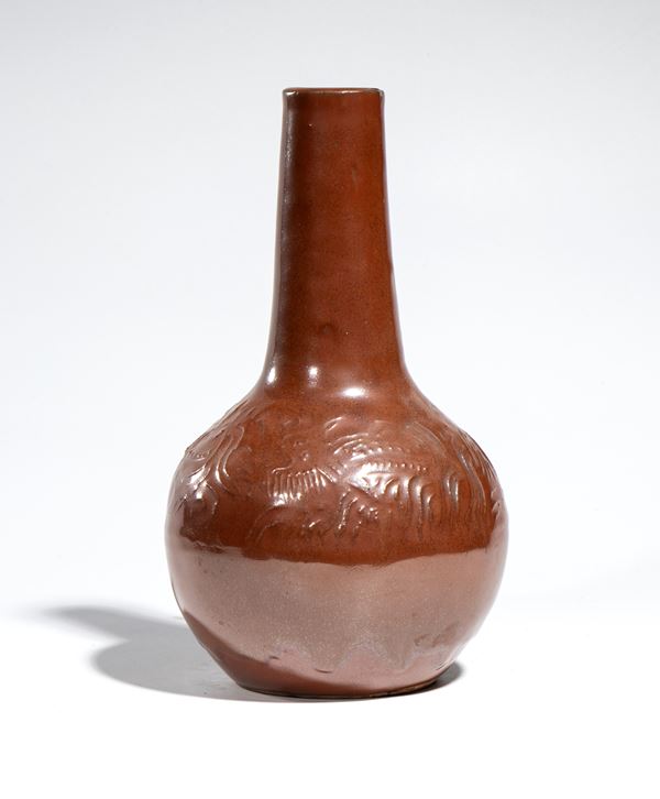 Vaso a corpo globulare in ceramica a smalto bruno lucido con sottili decorazioni modellate a bassorilievo. Corea, XIX secolo