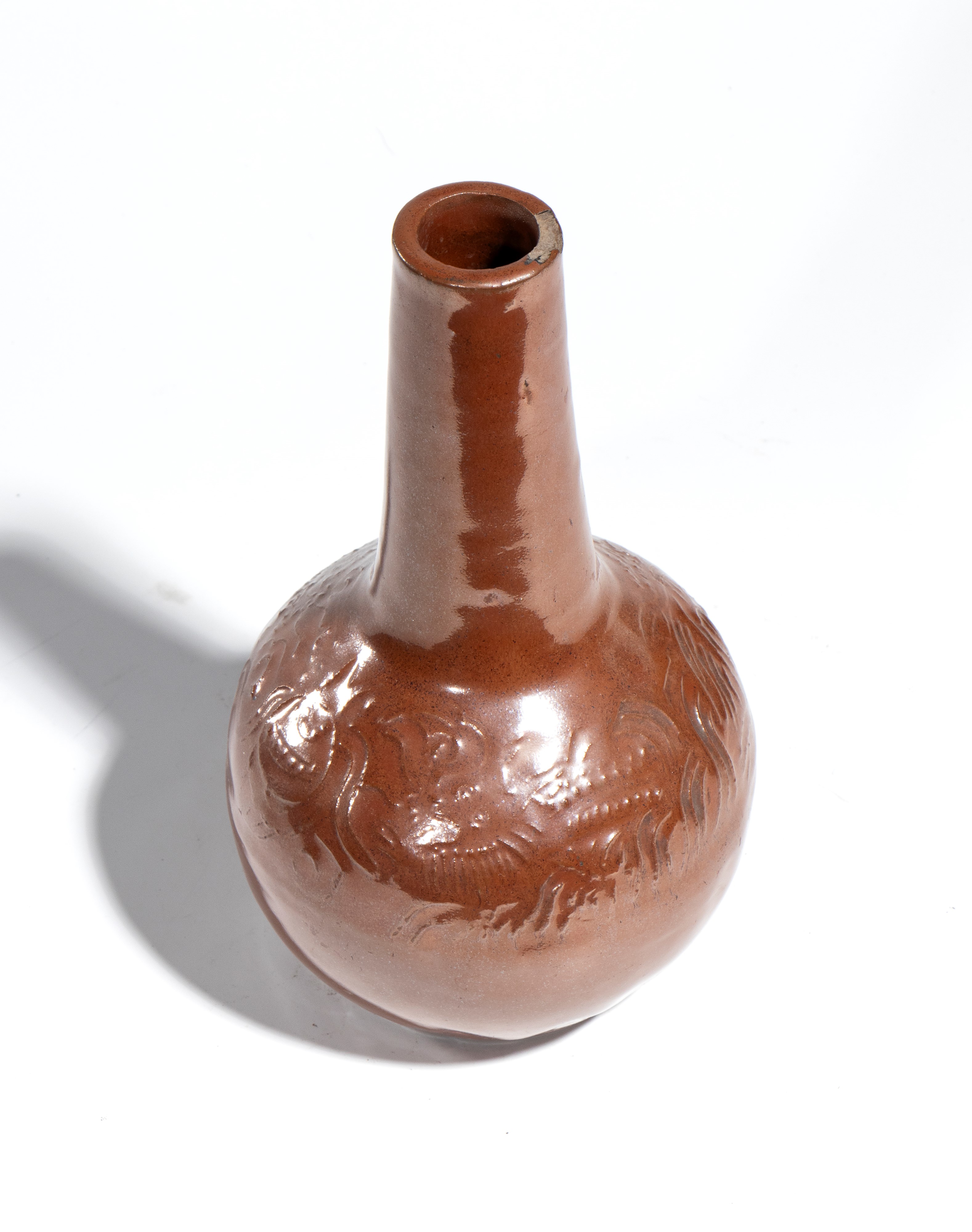 Ceramica coreana del XIX secolo, Vaso a corpo globulare con smalto bruno lucido e decorazioni a b...