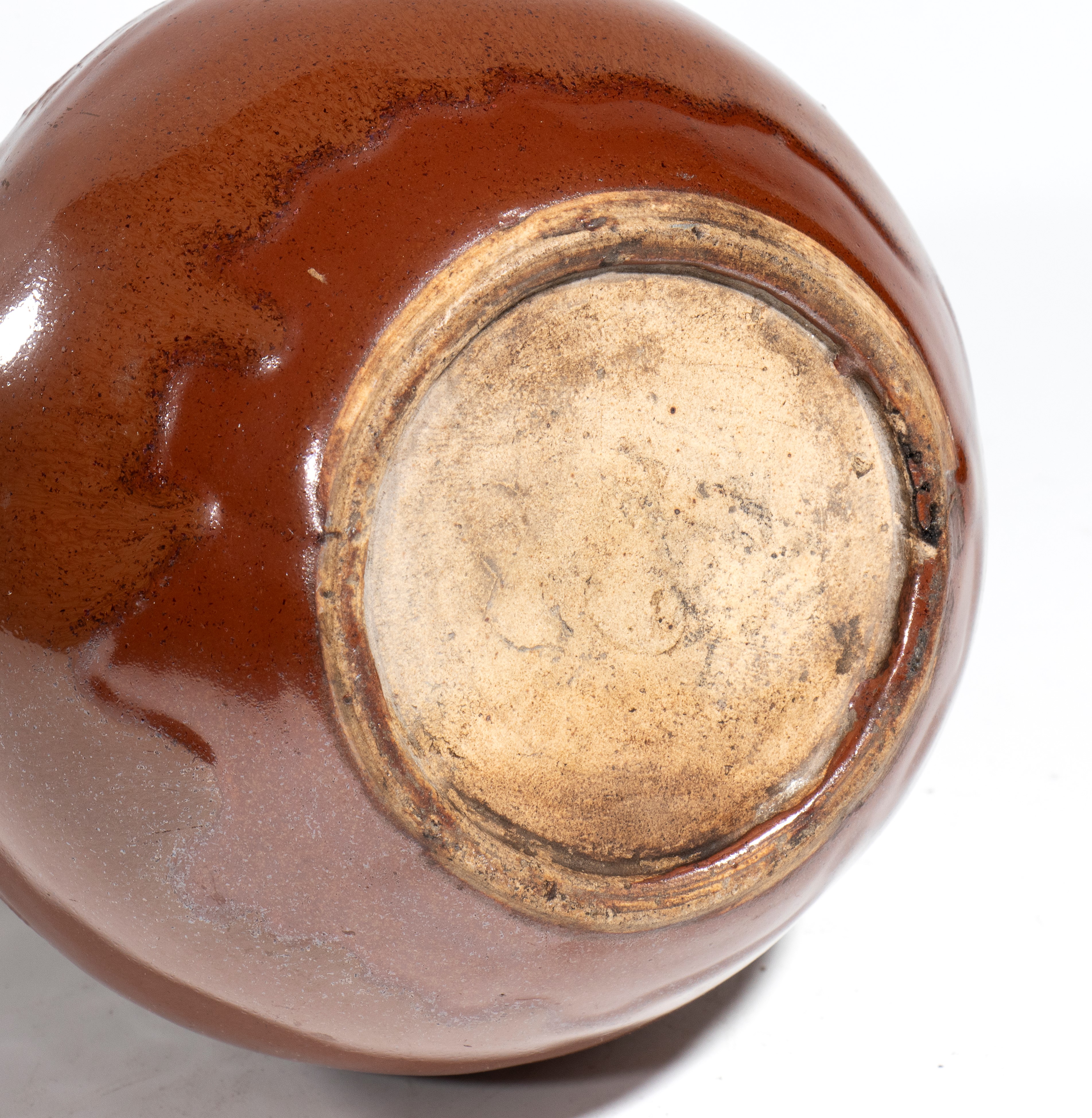 Ceramica coreana del XIX secolo, Vaso a corpo globulare con smalto bruno lucido e decorazioni a b...
