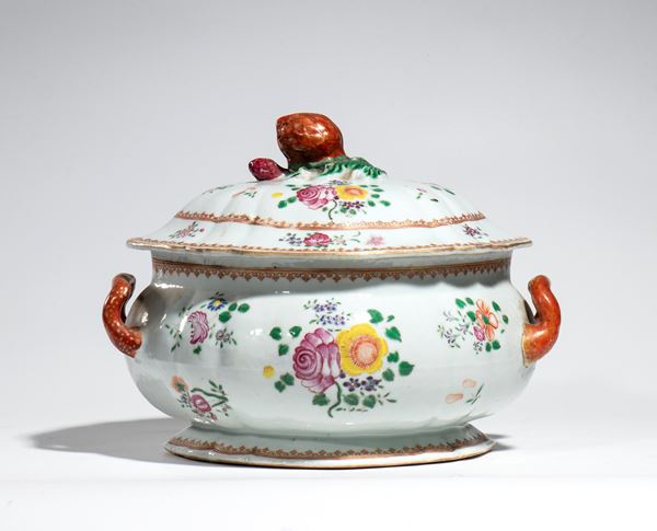 Famille Rose porcelain tureen for export. China, Qing Dynasty, Qianlong period.