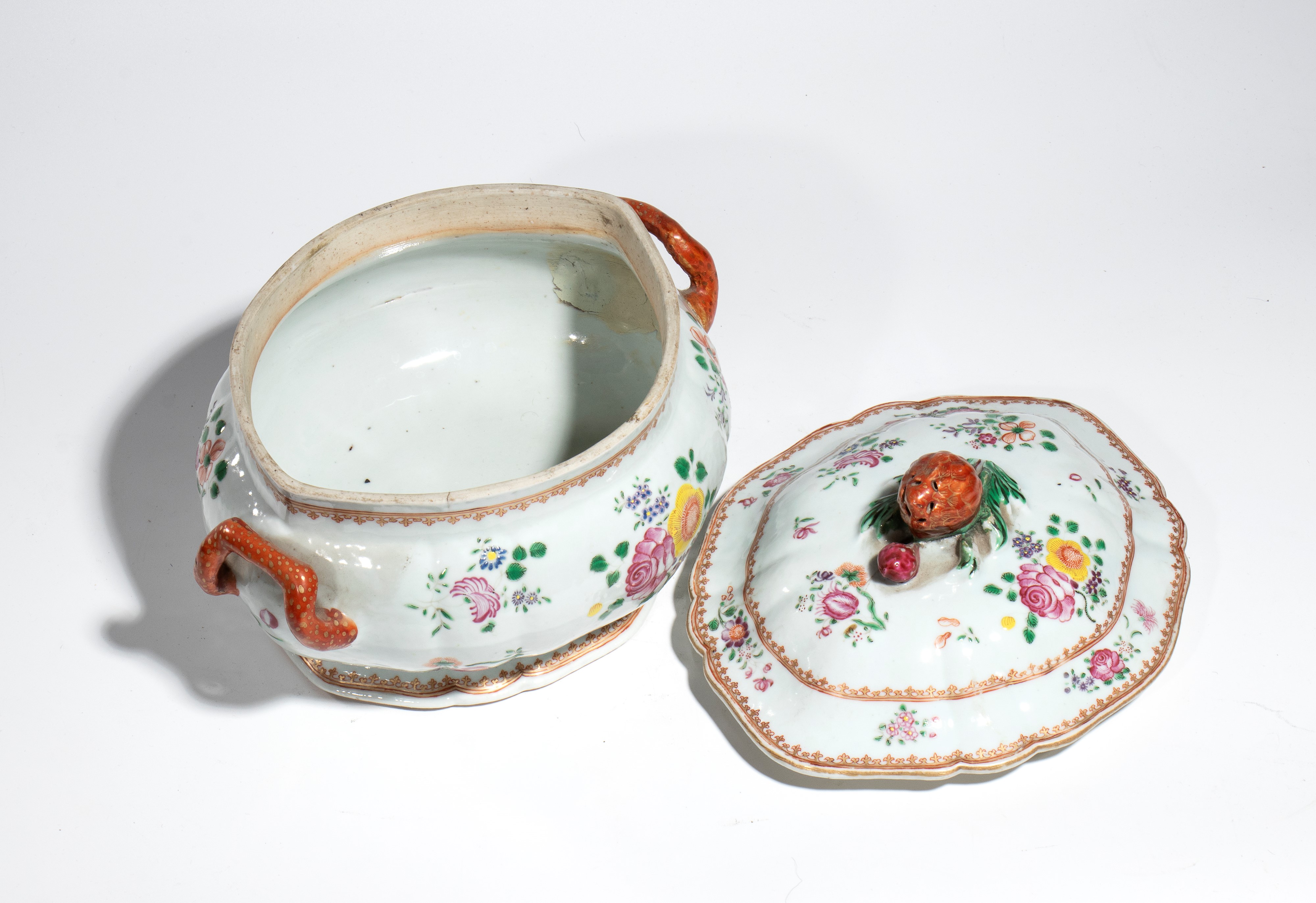 Porcellana famille rose, Zuppiera da esportazione in stile cinese della dinastia Qing (periodo Qi...