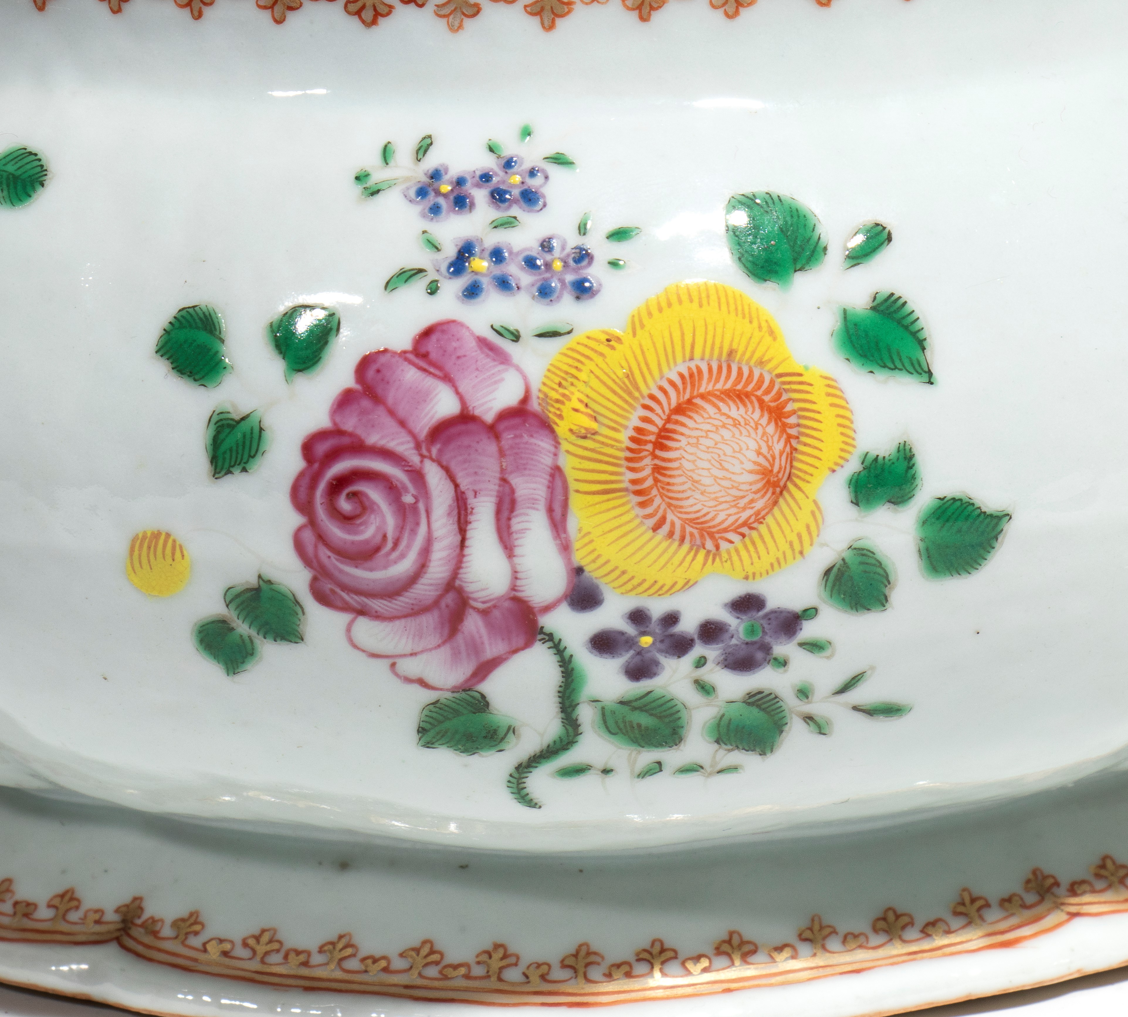 Porcellana famille rose, Zuppiera da esportazione in stile cinese della dinastia Qing (periodo Qi...