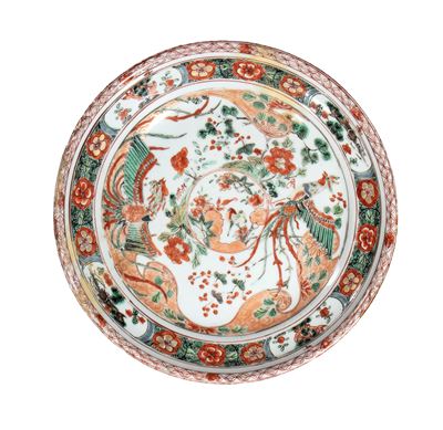 Piatto in porcellana, Famiglia verde, fenici tra rami fioriti e medaglioni floreali (Cina, dinast...