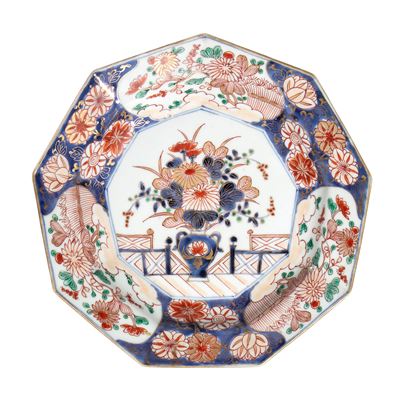 Piatto in porcellana Imari, Giappone, periodo Edo (XVII-XVIII secolo)