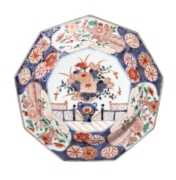 Piatto in porcellana Imari. Giappone, periodo Edo, XVII-XVIII secolo