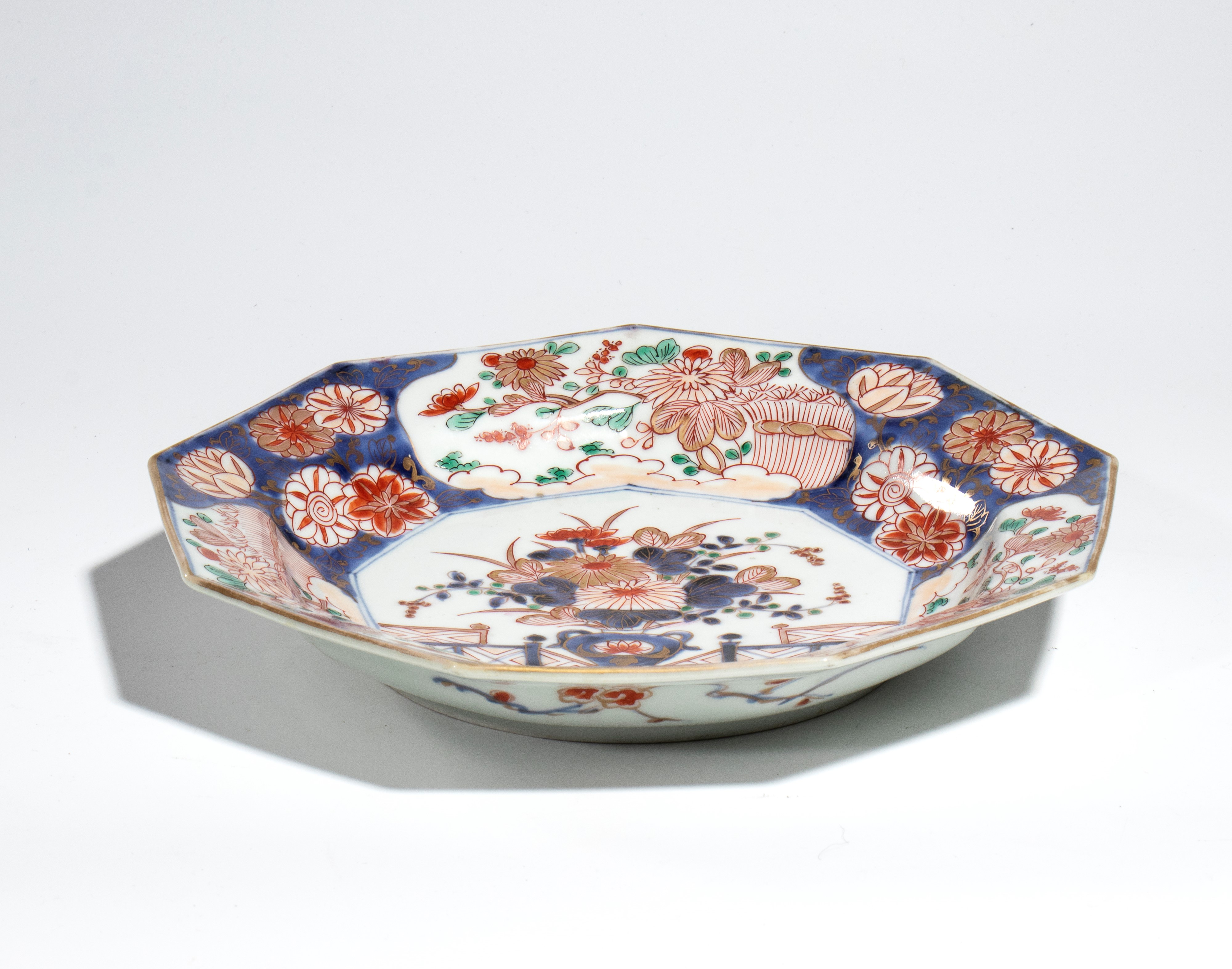 Piatto in porcellana Imari, Giappone, periodo Edo (XVII-XVIII secolo)