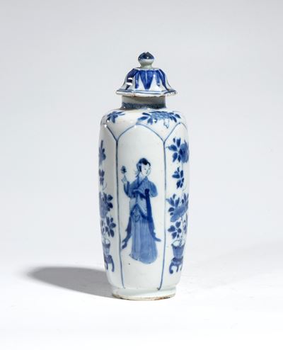Vaso esagonale con coperchio, porcellana bianca e blu con figure femminili, Cina, dinastia Qing (...
