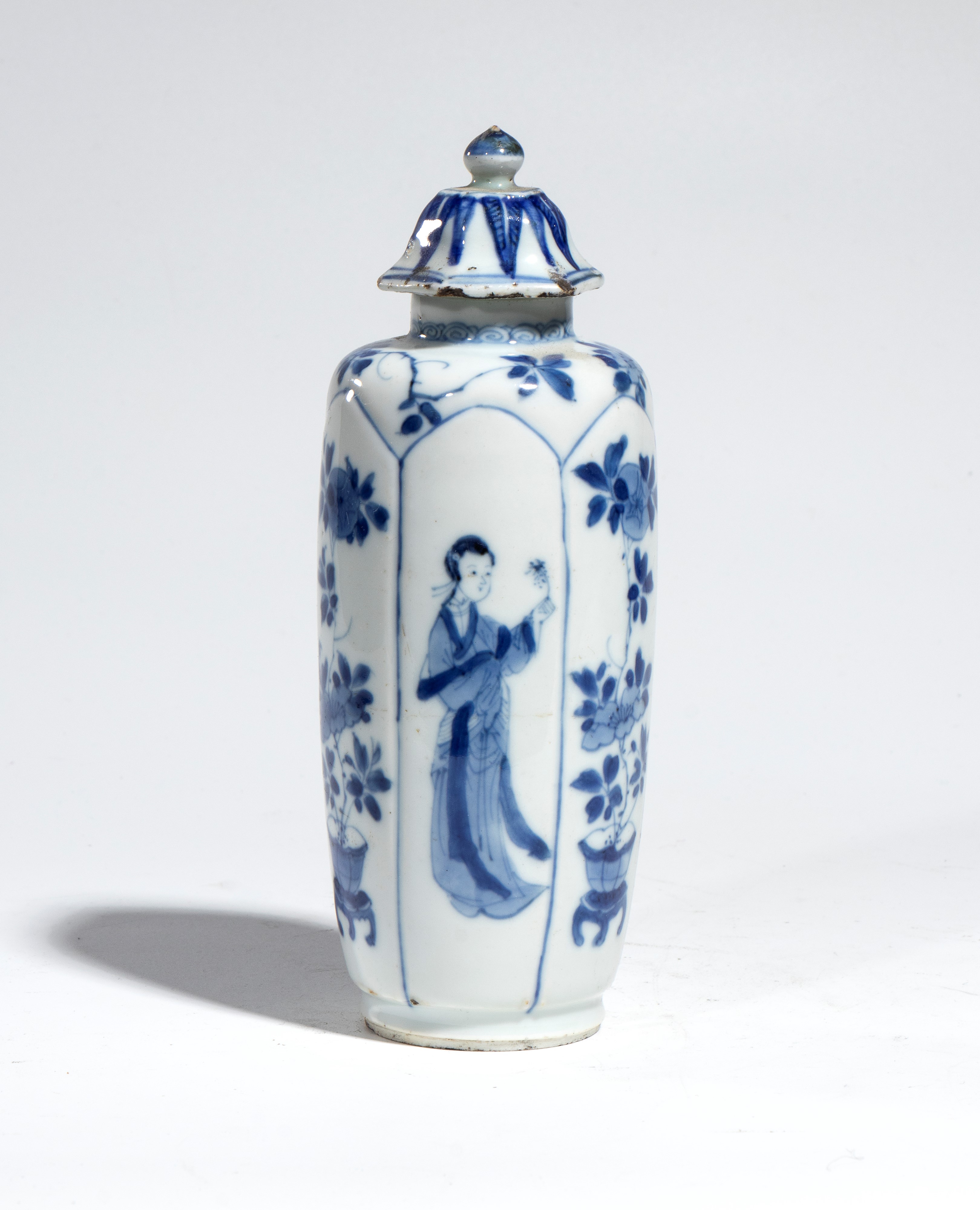 Vaso esagonale con coperchio, porcellana bianca e blu con figure femminili, Cina, dinastia Qing (...