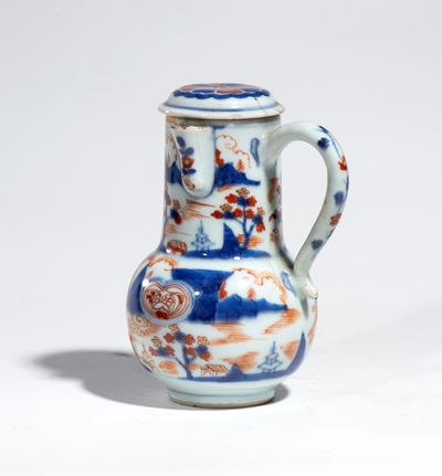 Cina, dinastia Qing, Brocchetta con manico e coperchio in porcellana Imari da esportazione, motiv...