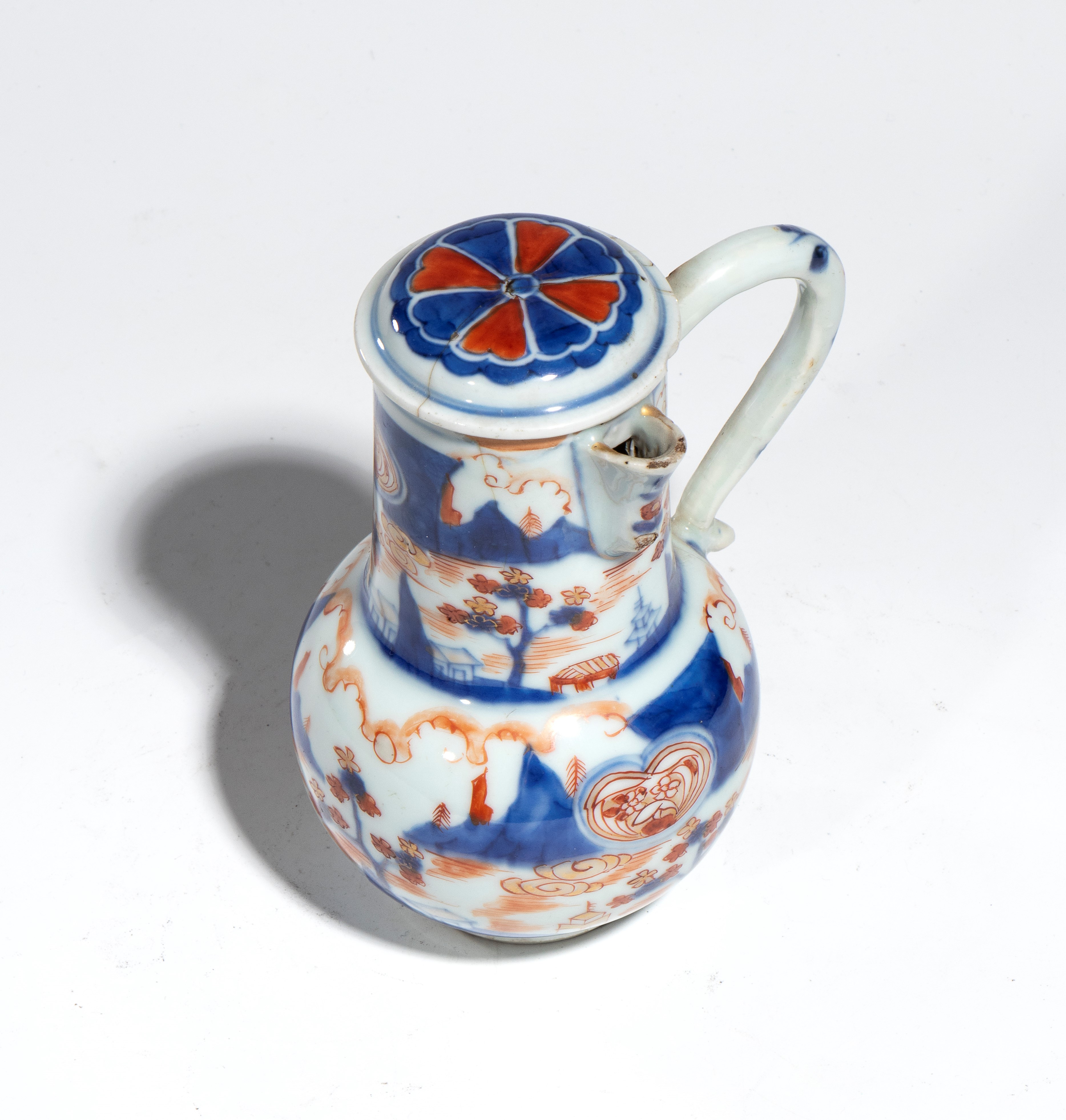 Cina, dinastia Qing, Brocchetta con manico e coperchio in porcellana Imari da esportazione, motiv...
