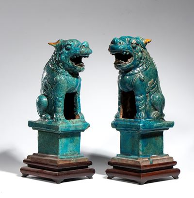 Cina, dinastia Ming (XVII secolo), Grande coppia di cani Fo in ceramica smaltata turchese