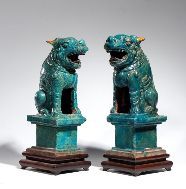 A large pair of turquoise-glazed ceramic Foo dogs. China, Ming Dynasty, 17th century.