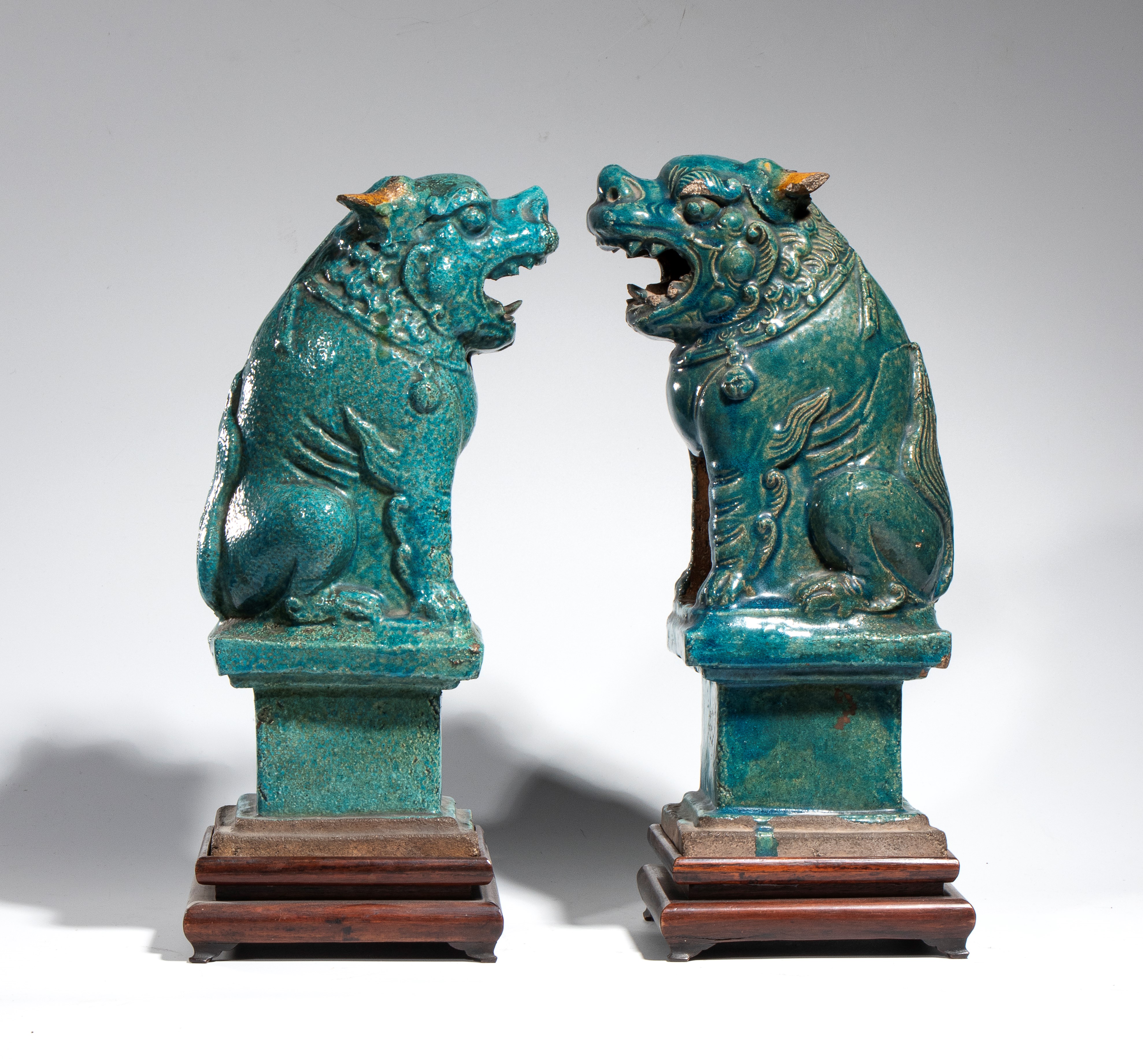 Cina, dinastia Ming (XVII secolo), Grande coppia di cani Fo in ceramica smaltata turchese