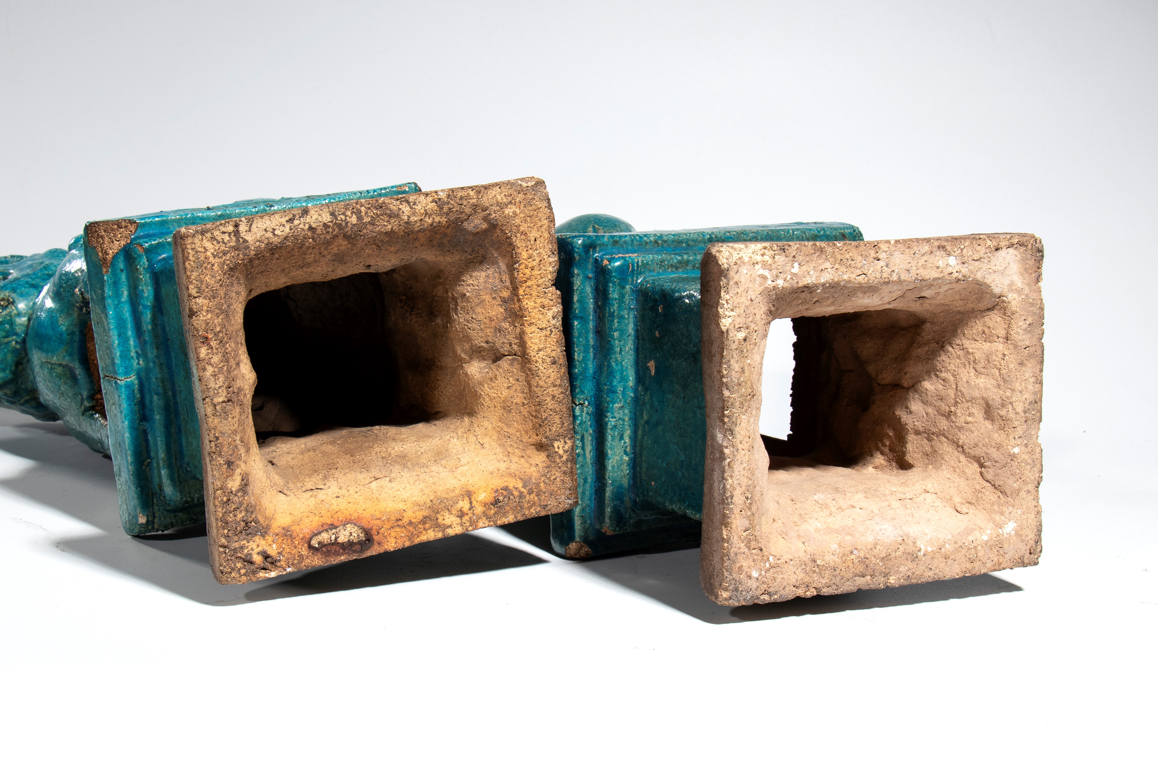 Cina, dinastia Ming (XVII secolo), Grande coppia di cani Fo in ceramica smaltata turchese