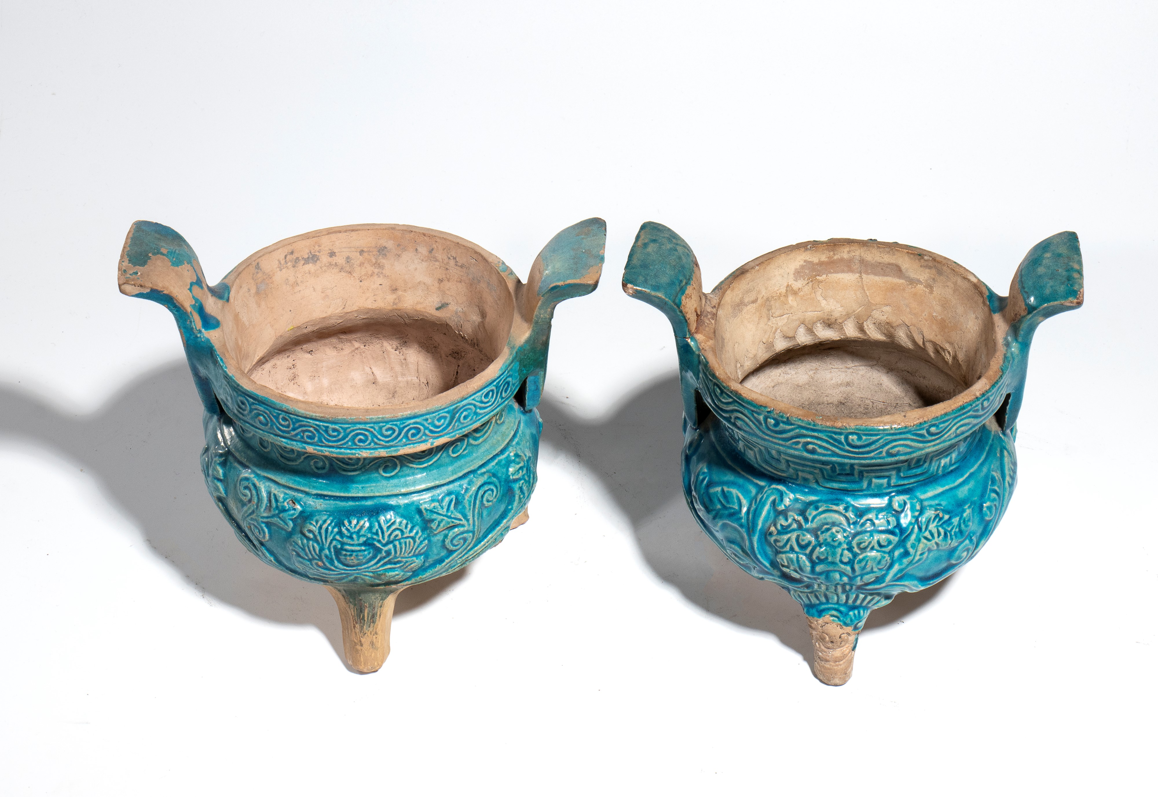 Coppia di incensieri cerimoniali, ceramica smaltata turchese, a tre piedi (Cina, dinastia Ming, X...