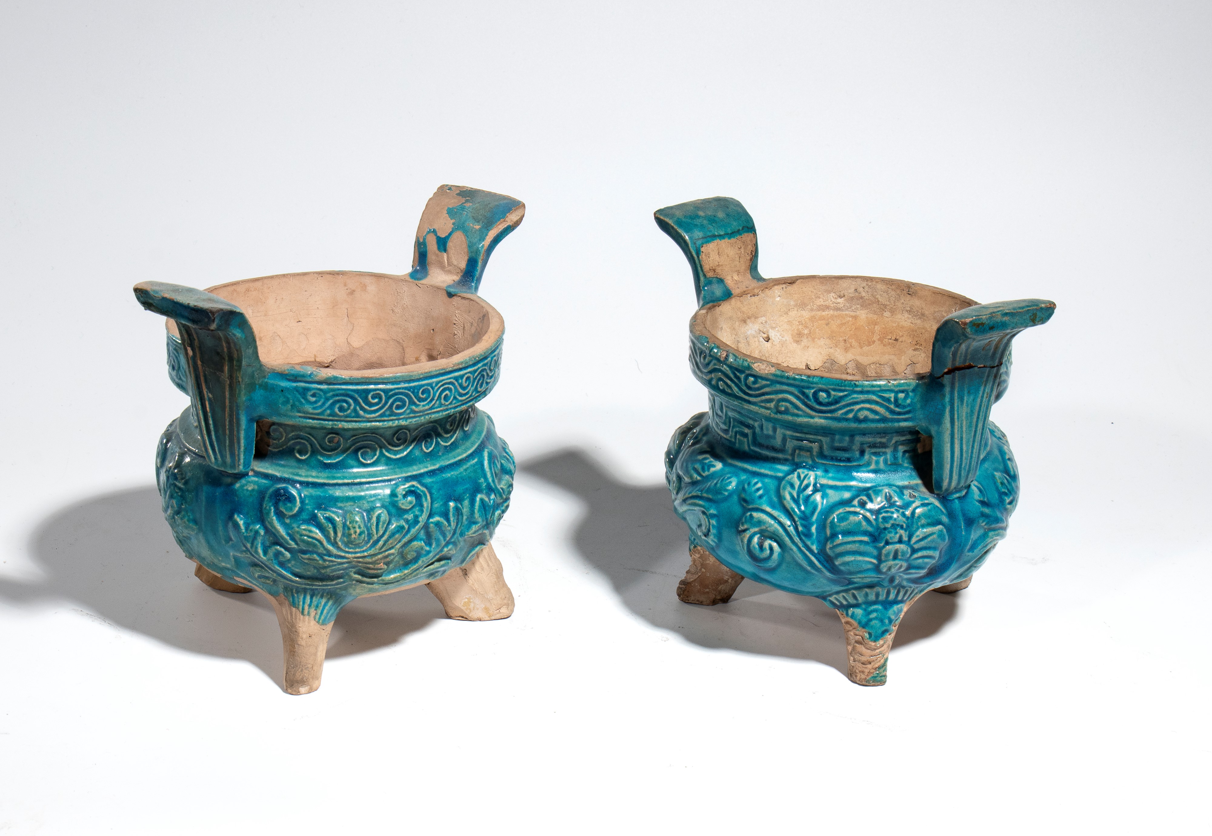 Coppia di incensieri cerimoniali, ceramica smaltata turchese, a tre piedi (Cina, dinastia Ming, X...