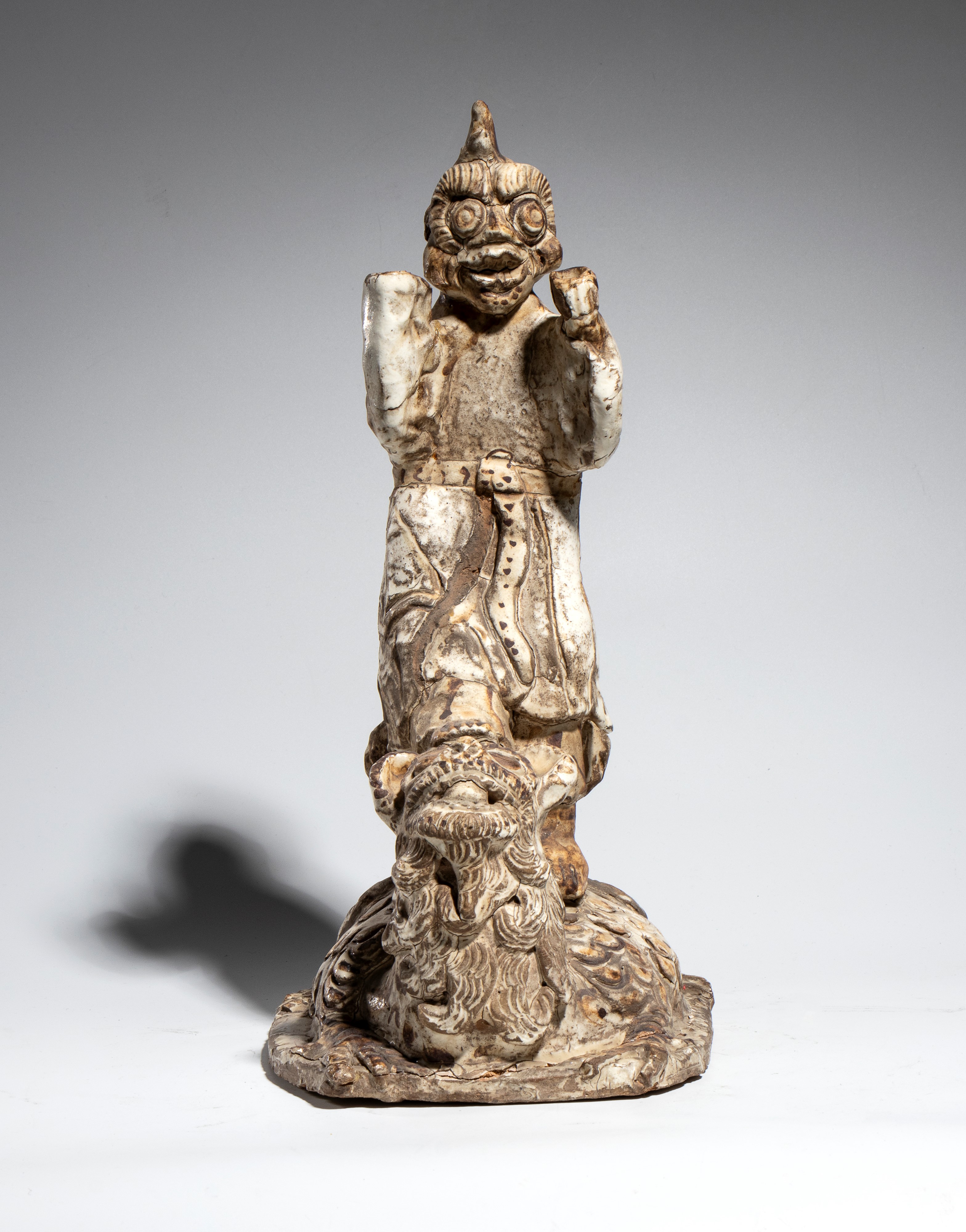 Asia del Sud Est, Figura di demone in ceramica a smalto bianco, XIX secolo