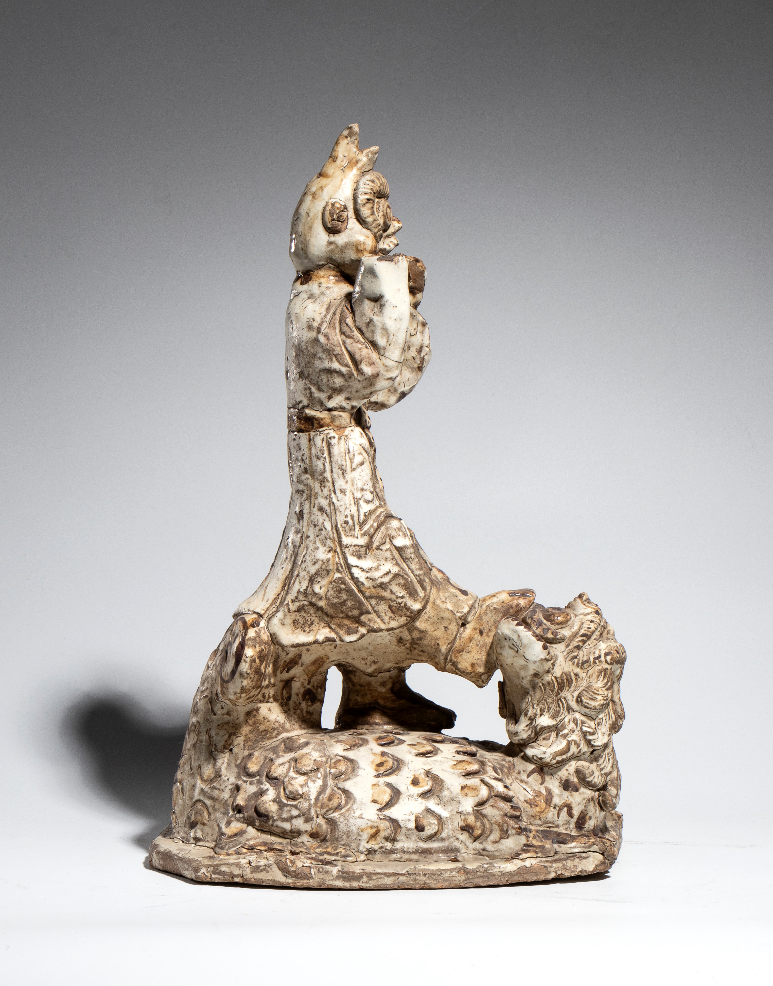 Asia del Sud Est, Figura di demone in ceramica a smalto bianco, XIX secolo