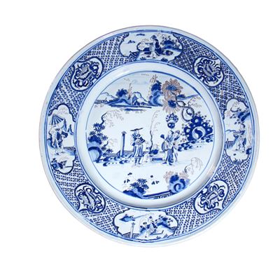 Grande piatto europeo, porcellana bianca e blu con decorazione figurativa orientaleggiante, XVIII...