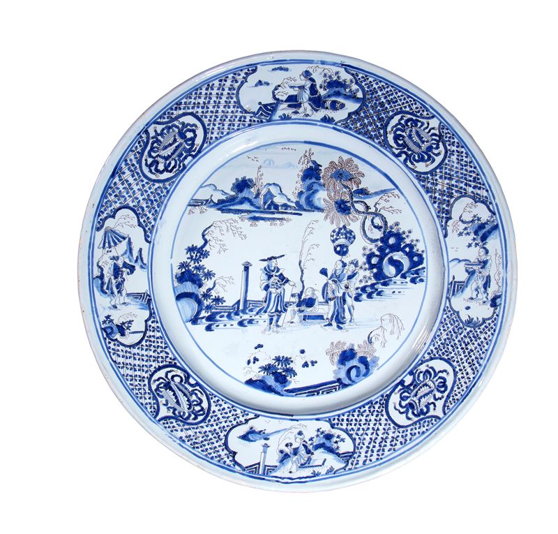Grande piatto europeo, porcellana bianca e blu con decorazione figurativa orientaleggiante, XVIII...