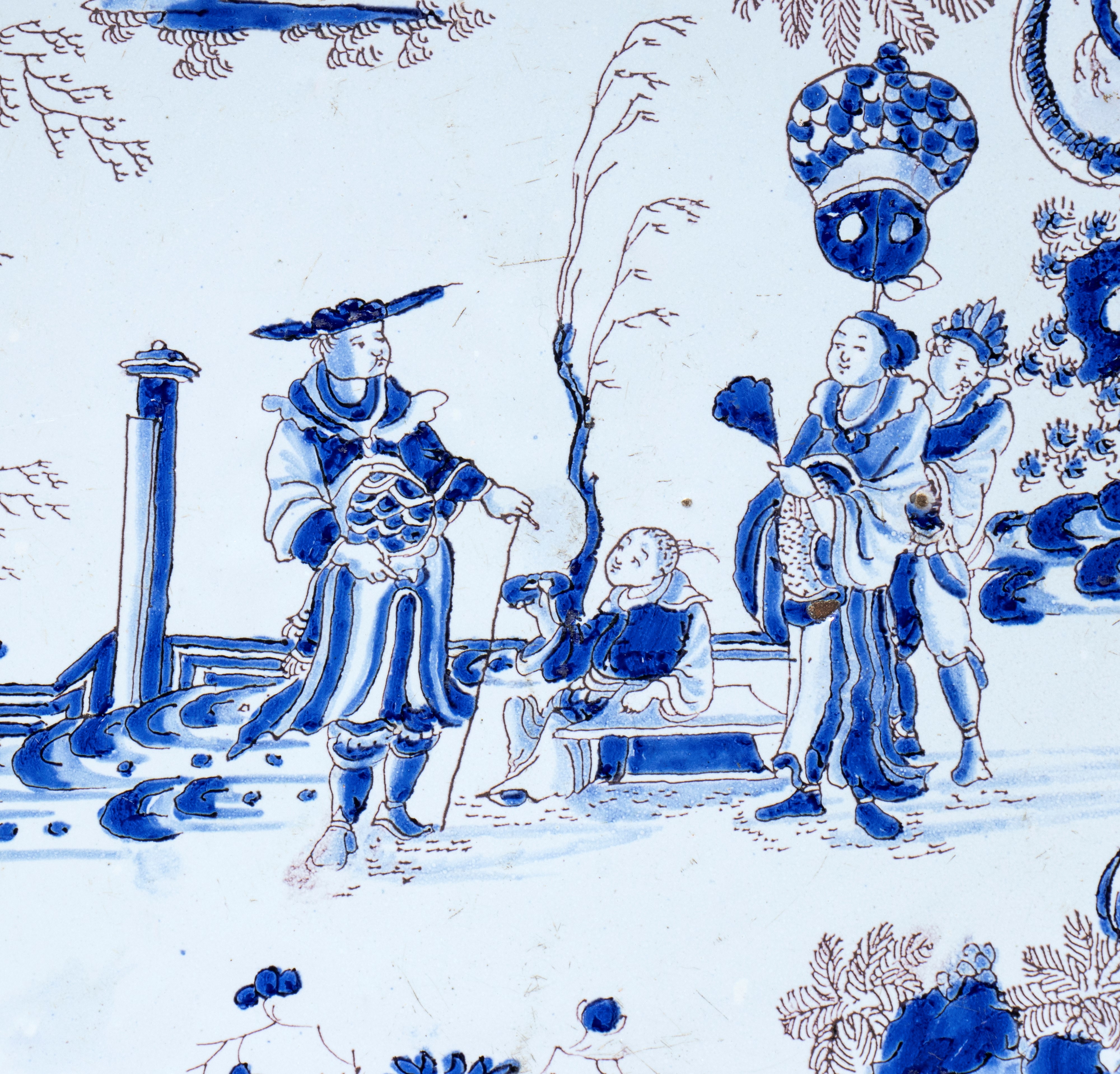Grande piatto europeo, porcellana bianca e blu con decorazione figurativa orientaleggiante, XVIII...