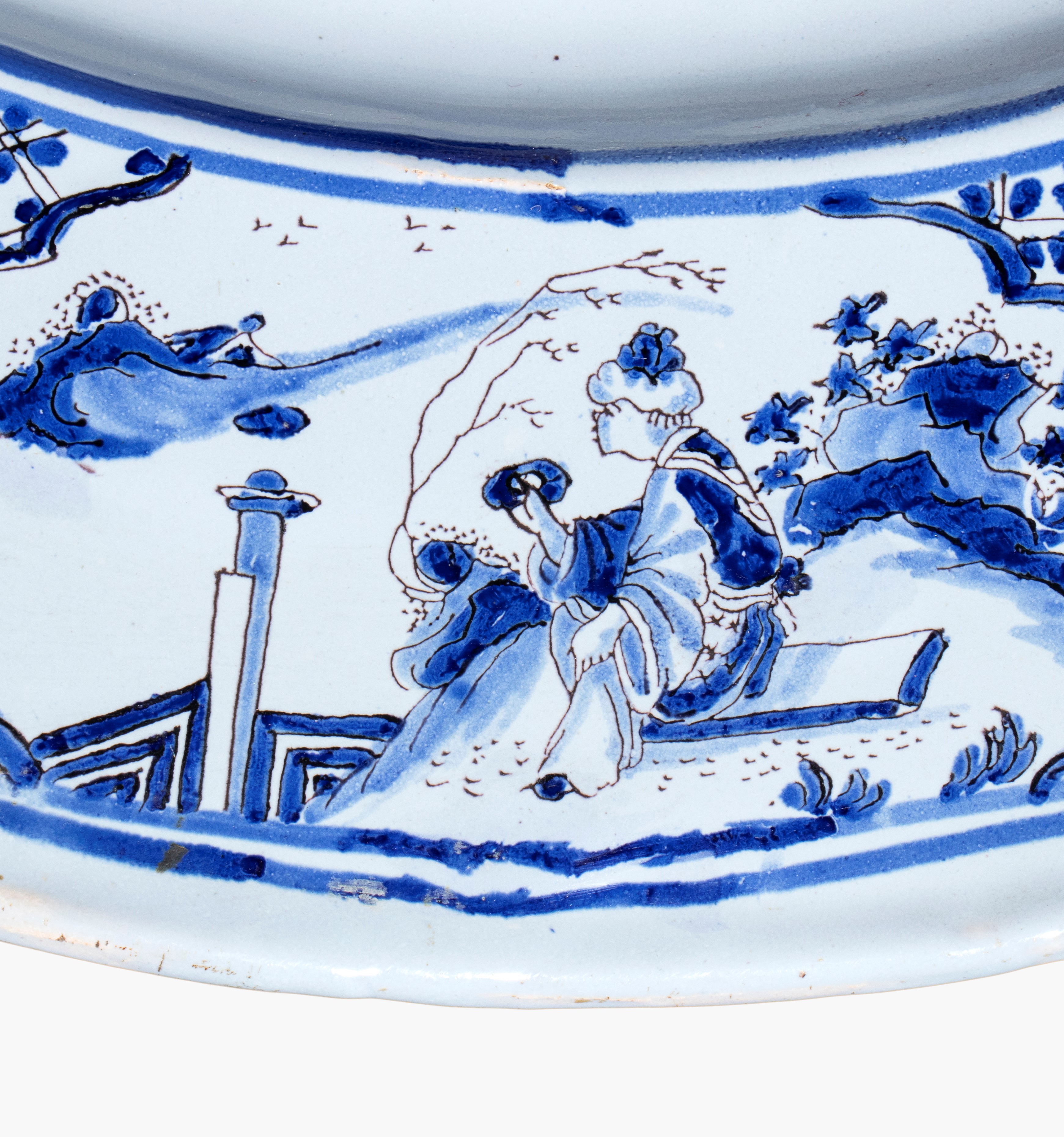 Grande piatto europeo, porcellana bianca e blu con decorazione figurativa orientaleggiante, XVIII...