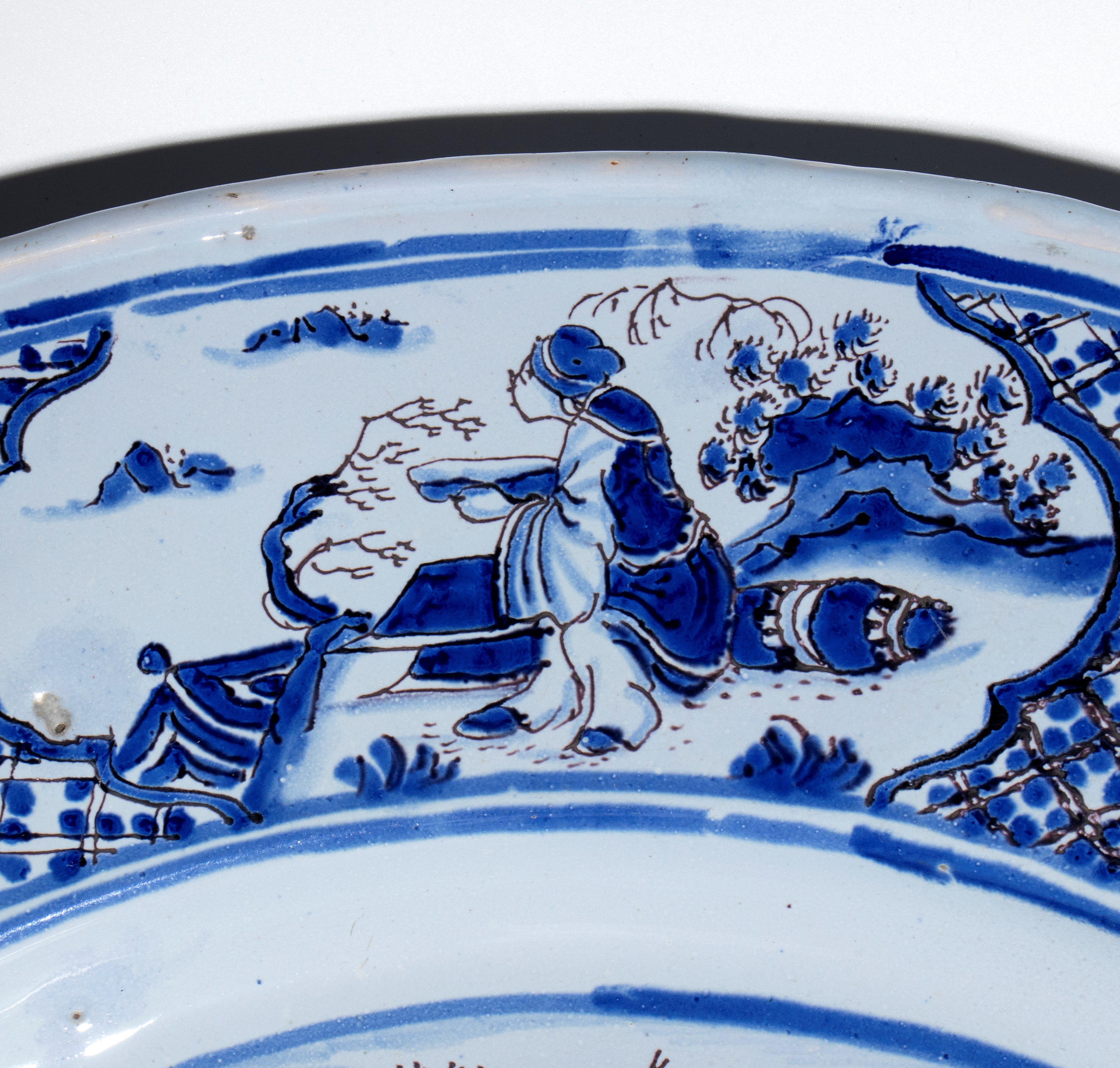 Grande piatto europeo, porcellana bianca e blu con decorazione figurativa orientaleggiante, XVIII...