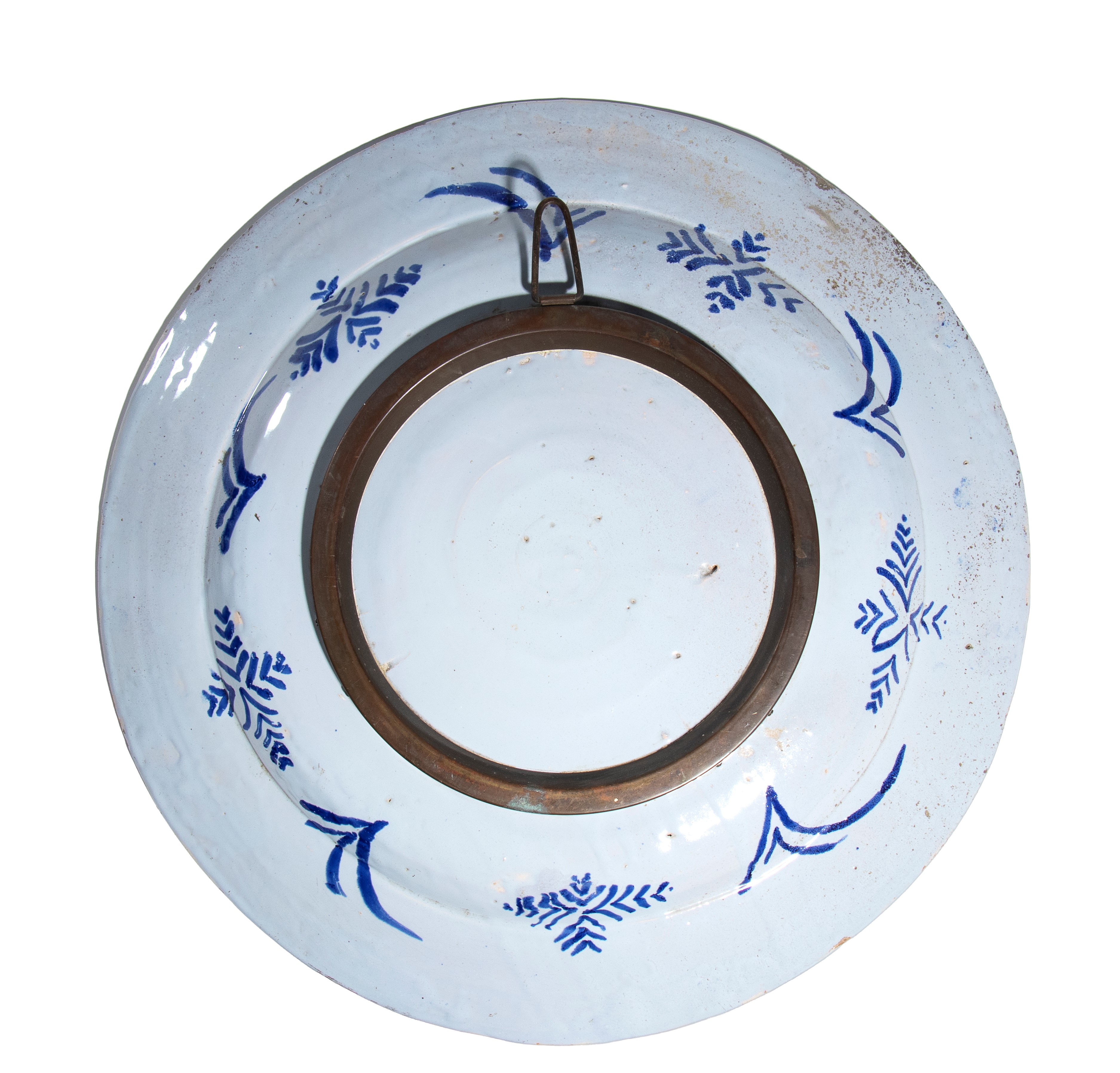 Grande piatto europeo, porcellana bianca e blu con decorazione figurativa orientaleggiante, XVIII...