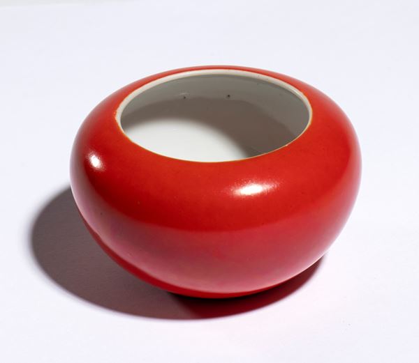 A coral-red glazed porcelain brush bowl. China, Qing Dynasty, 19th century.