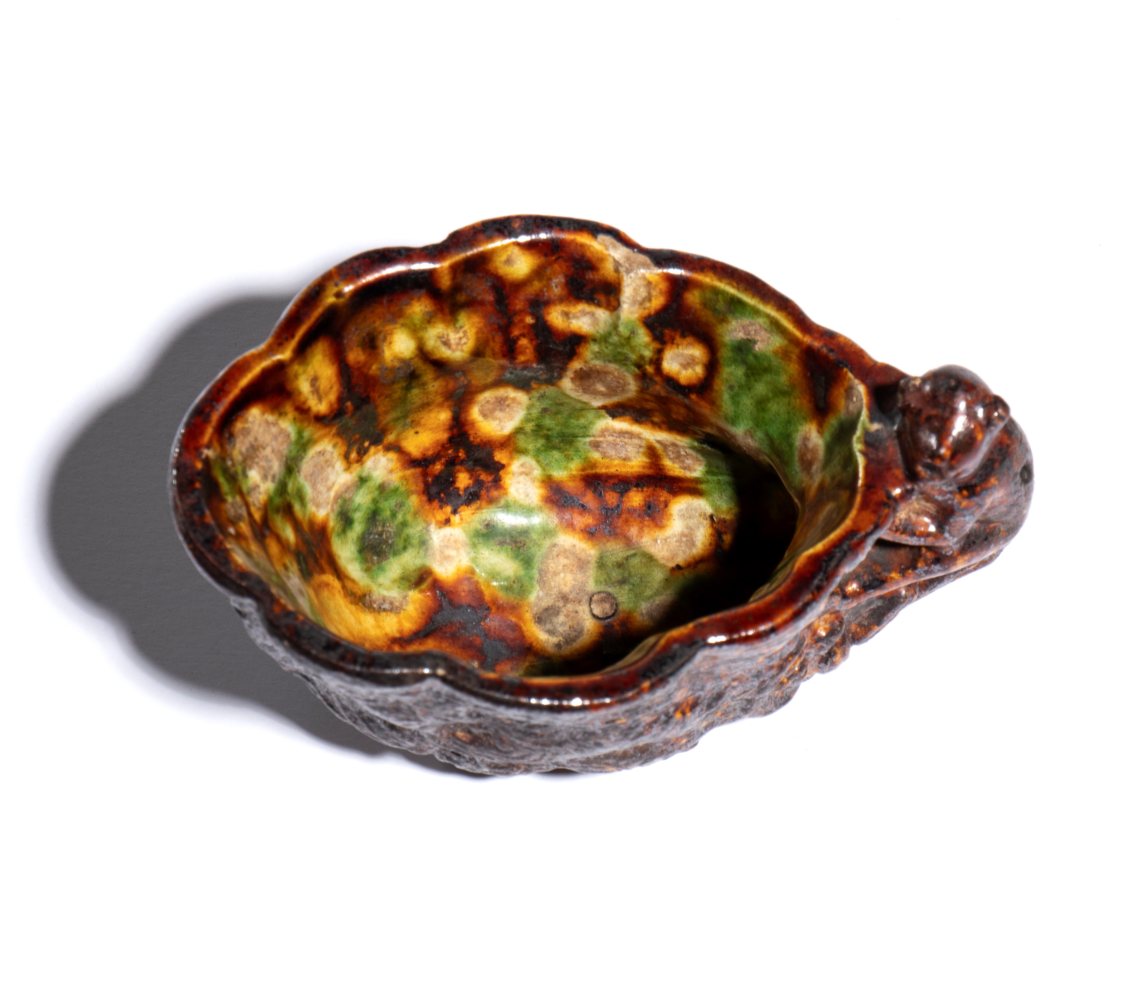 Cina, Coppa in ceramica a smalto sancai con manico in foggia di scimmia, dinastia Tang (VIII seco...