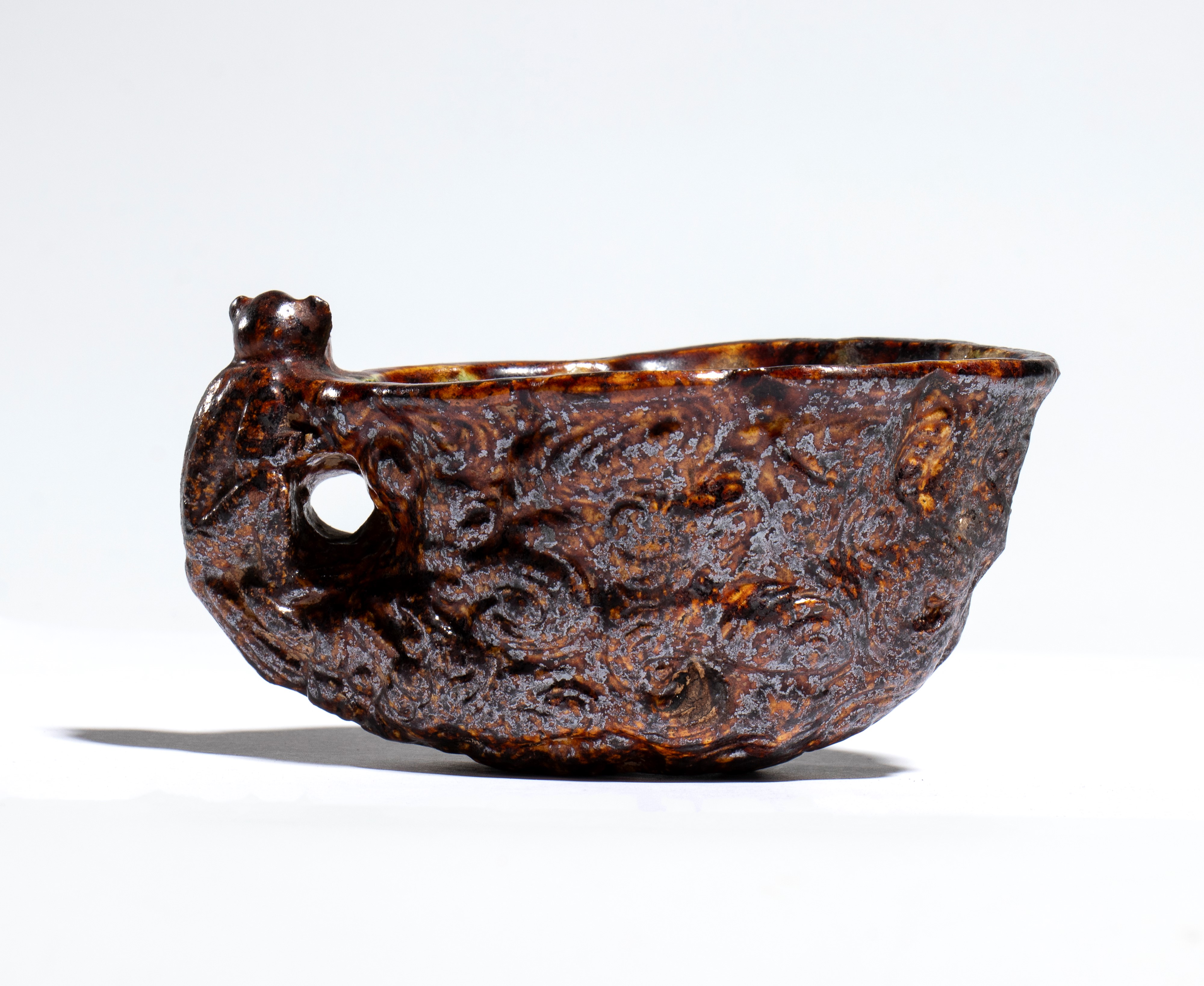 Cina, Coppa in ceramica a smalto sancai con manico in foggia di scimmia, dinastia Tang (VIII seco...