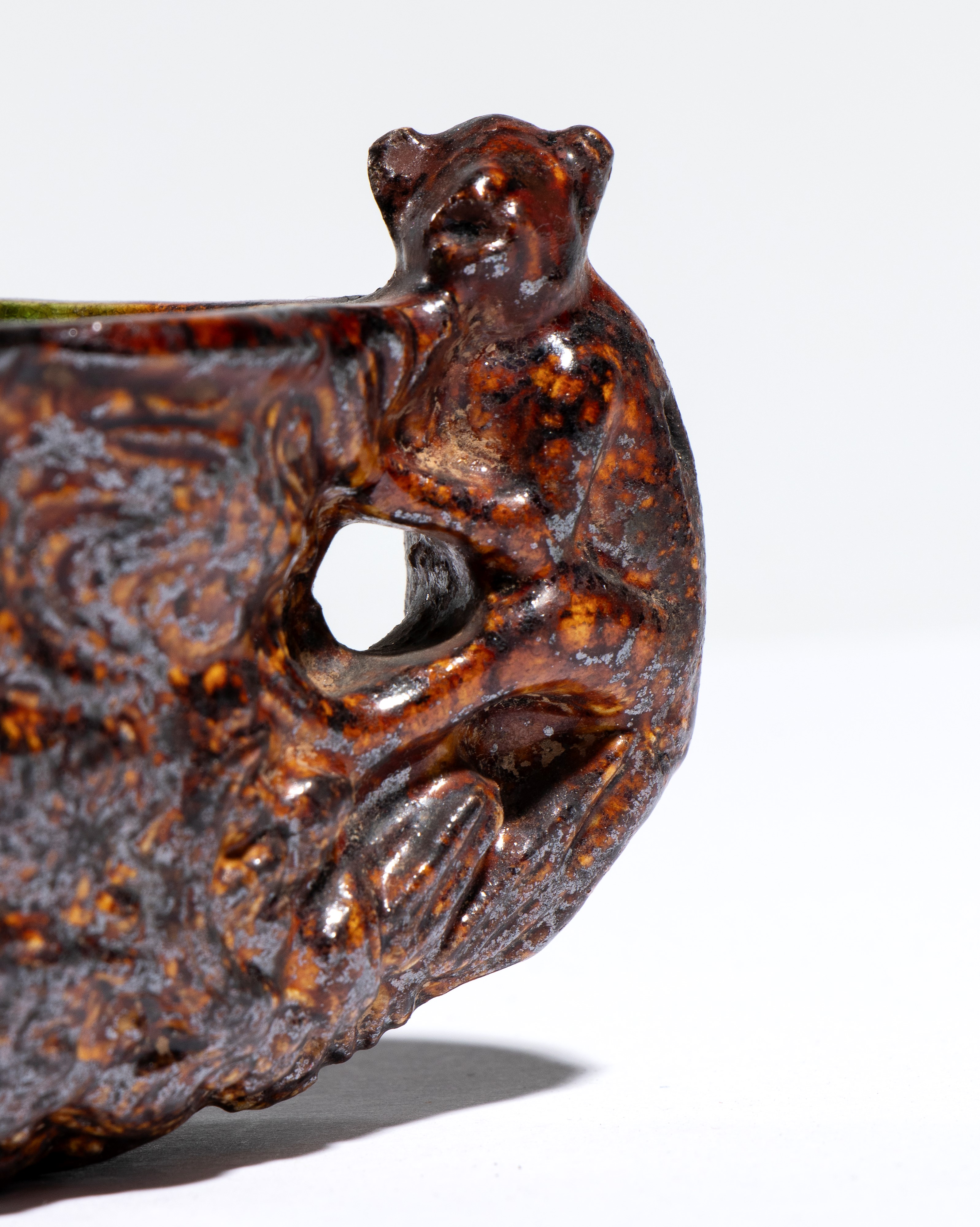 Cina, Coppa in ceramica a smalto sancai con manico in foggia di scimmia, dinastia Tang (VIII seco...