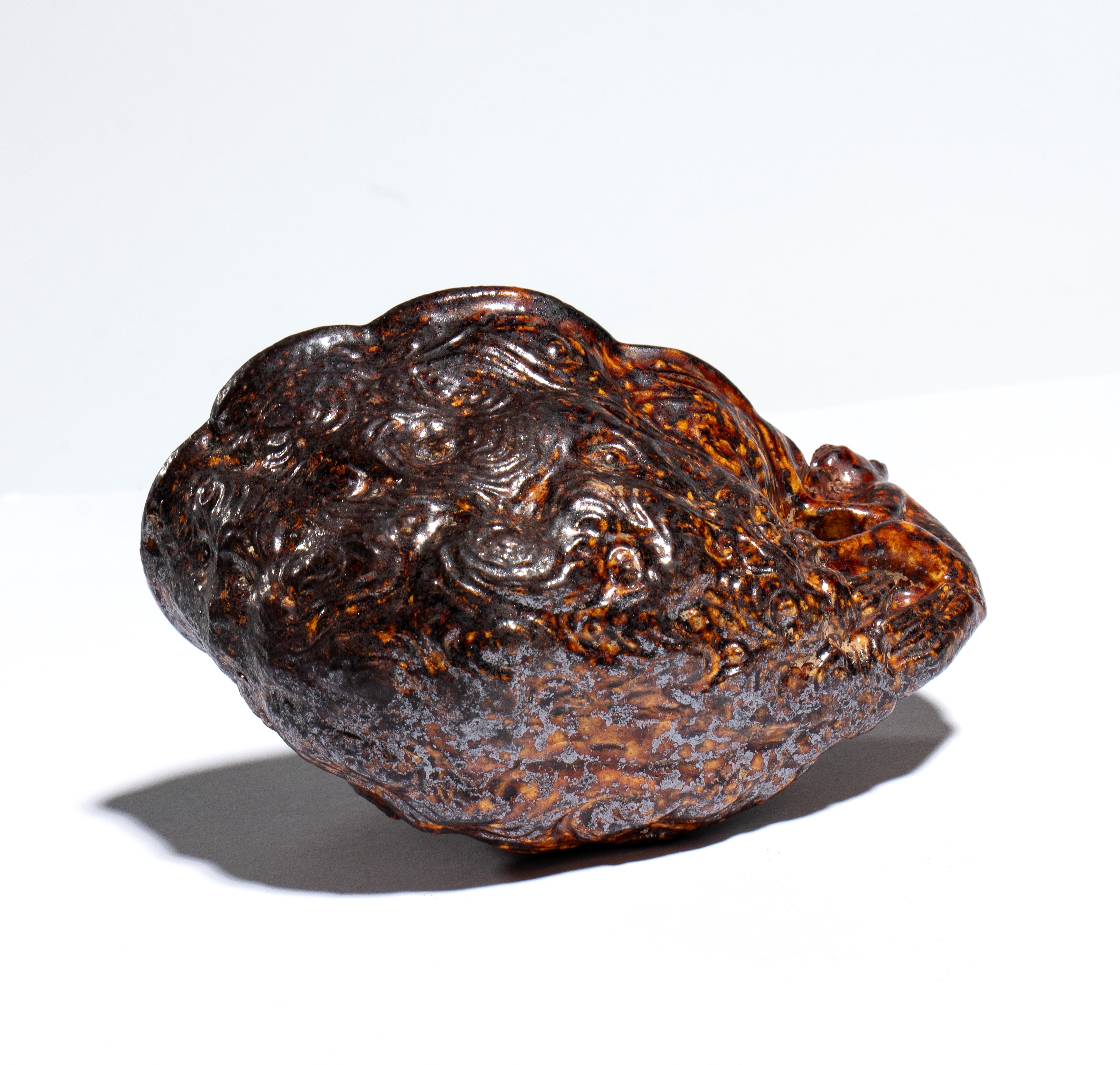 Cina, Coppa in ceramica a smalto sancai con manico in foggia di scimmia, dinastia Tang (VIII seco...