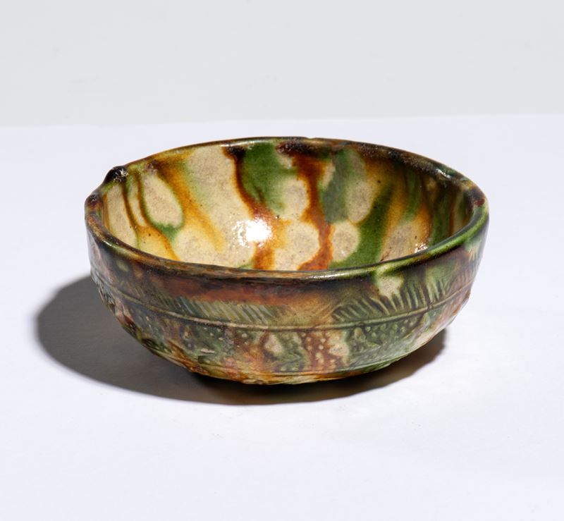 China, Dinastia Tang (VIII secolo), Ciotola in ceramica smaltata sancai con rilievi decorativi