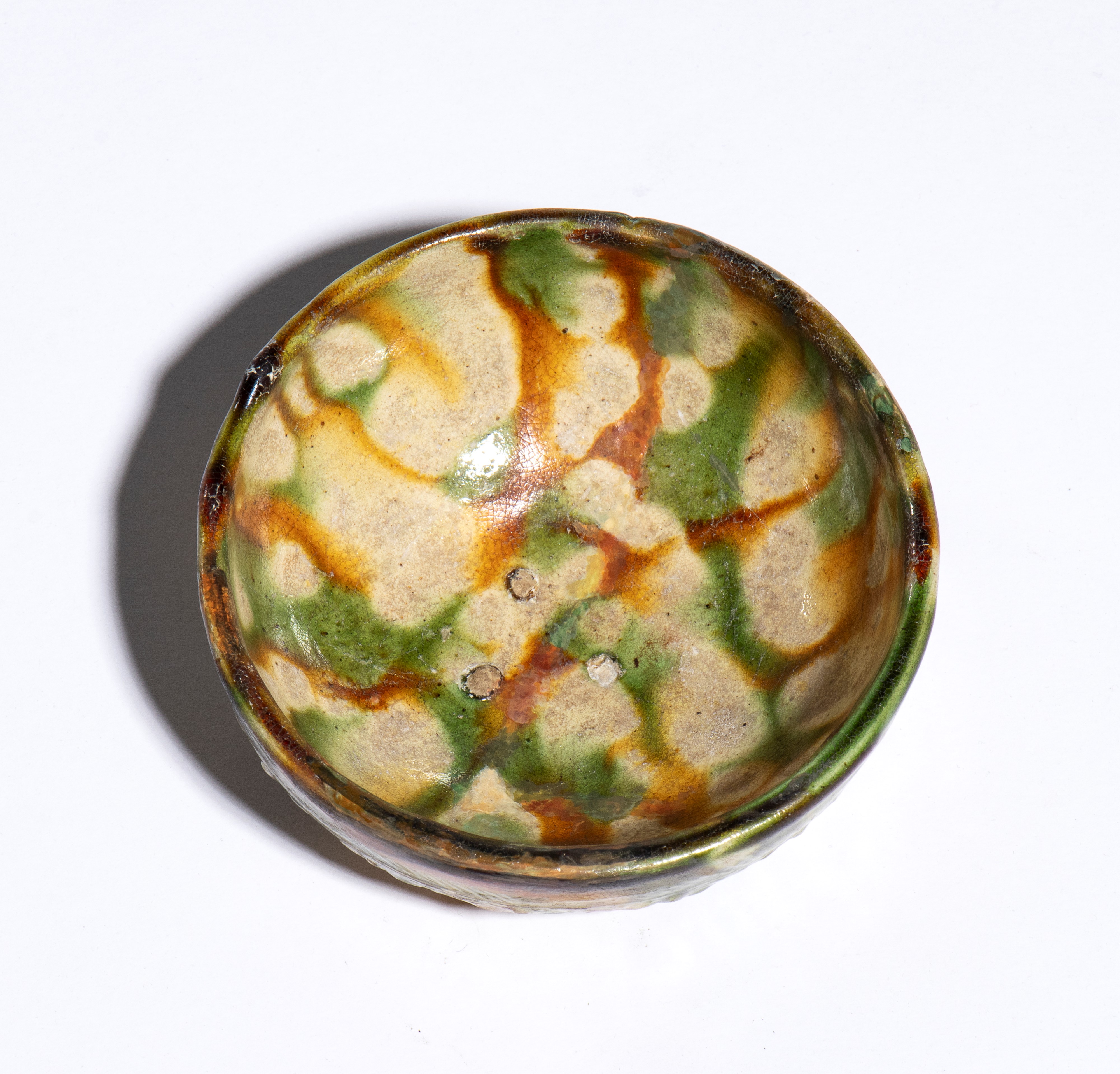China, Dinastia Tang (VIII secolo), Ciotola in ceramica smaltata sancai con rilievi decorativi
