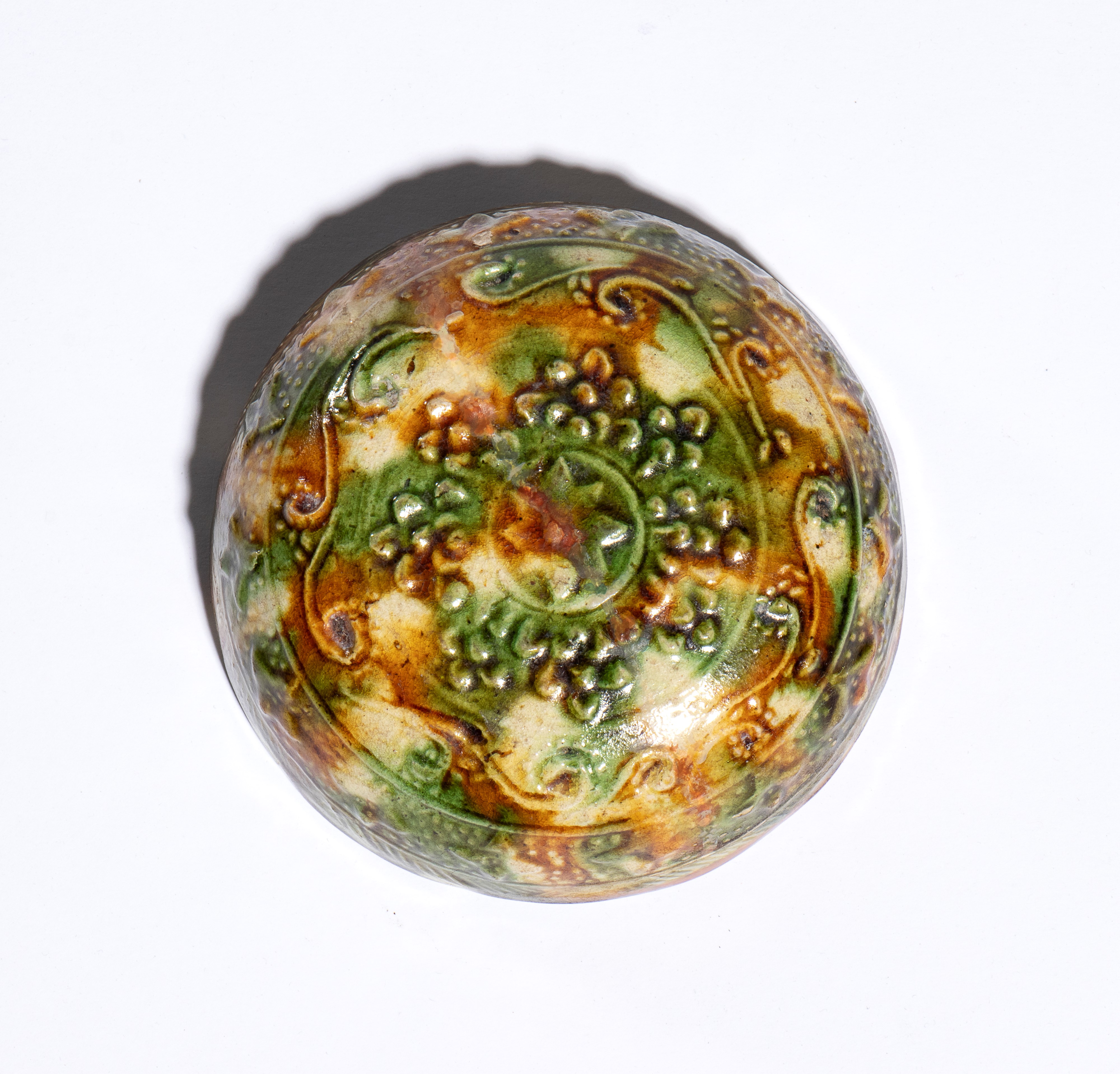 China, Dinastia Tang (VIII secolo), Ciotola in ceramica smaltata sancai con rilievi decorativi